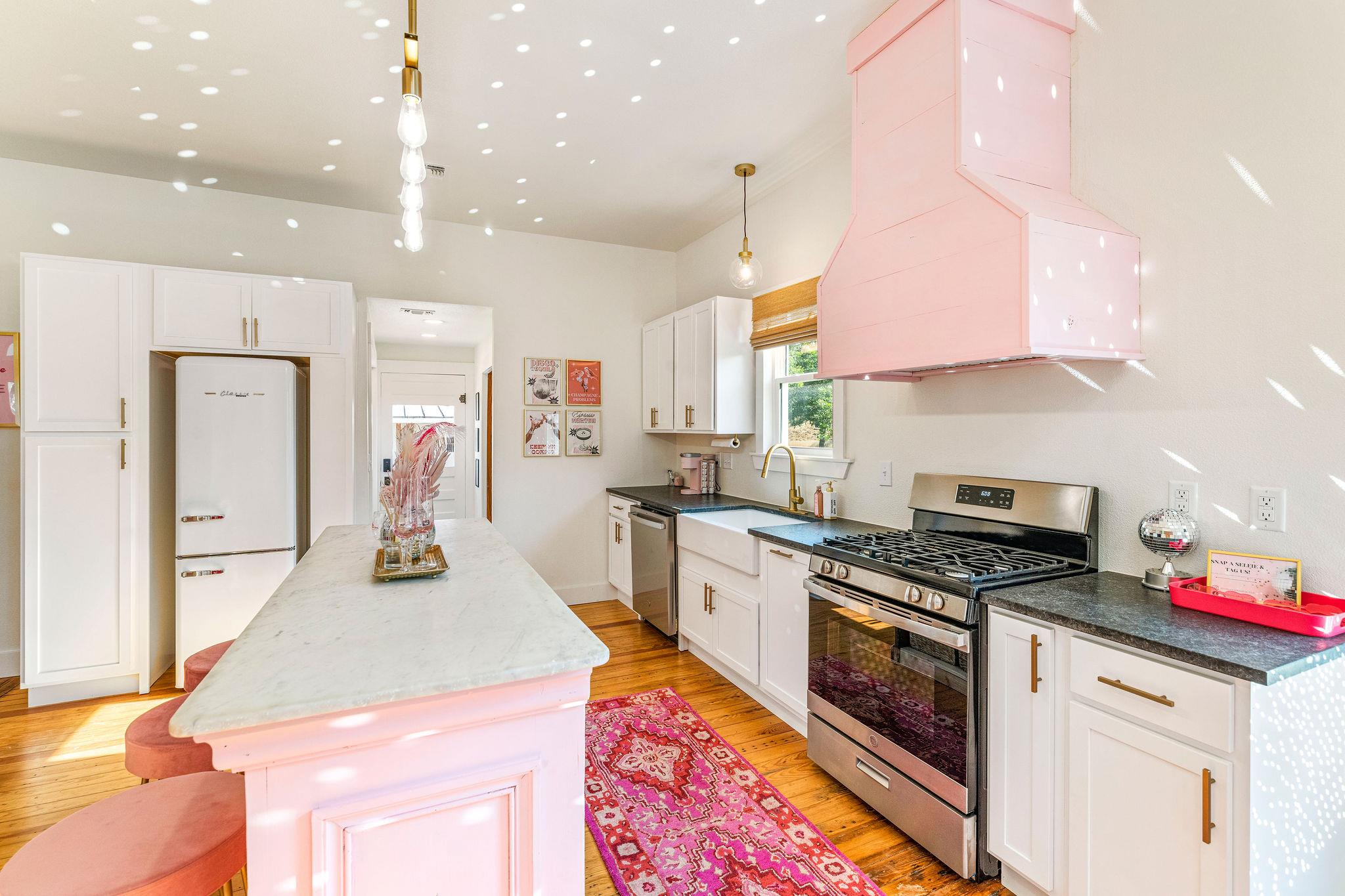 703 E Highway St, Fredericksburg, TX 78624