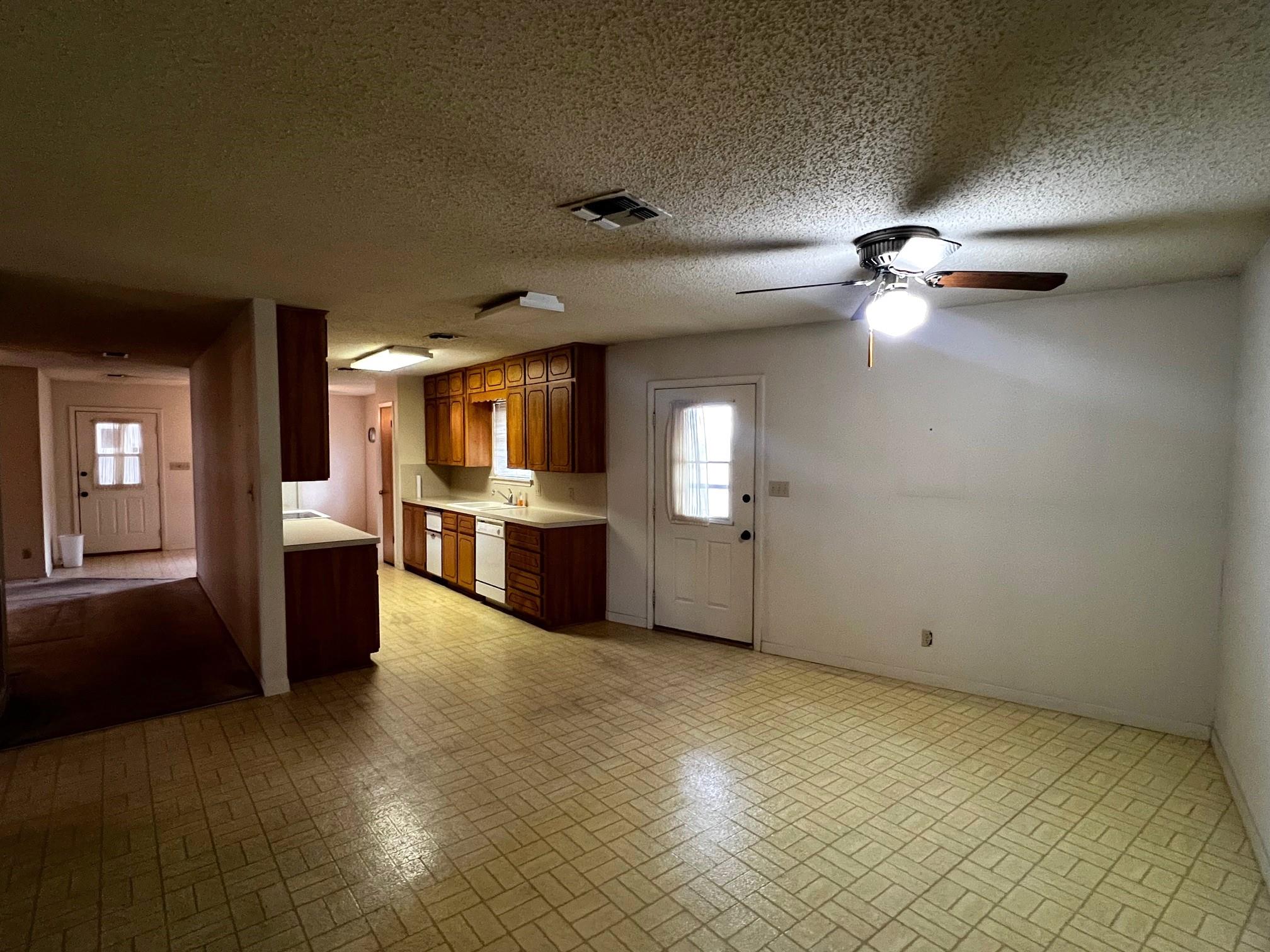 180 Steven Ct, La Grange, TX 78945