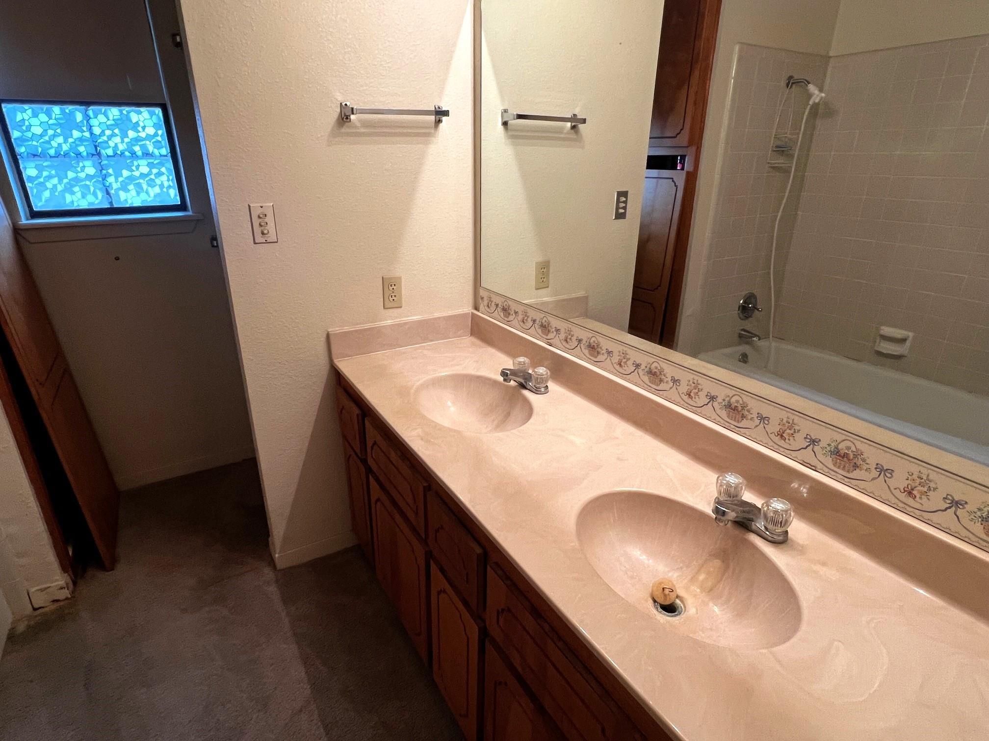 180 Steven Ct, La Grange, TX 78945