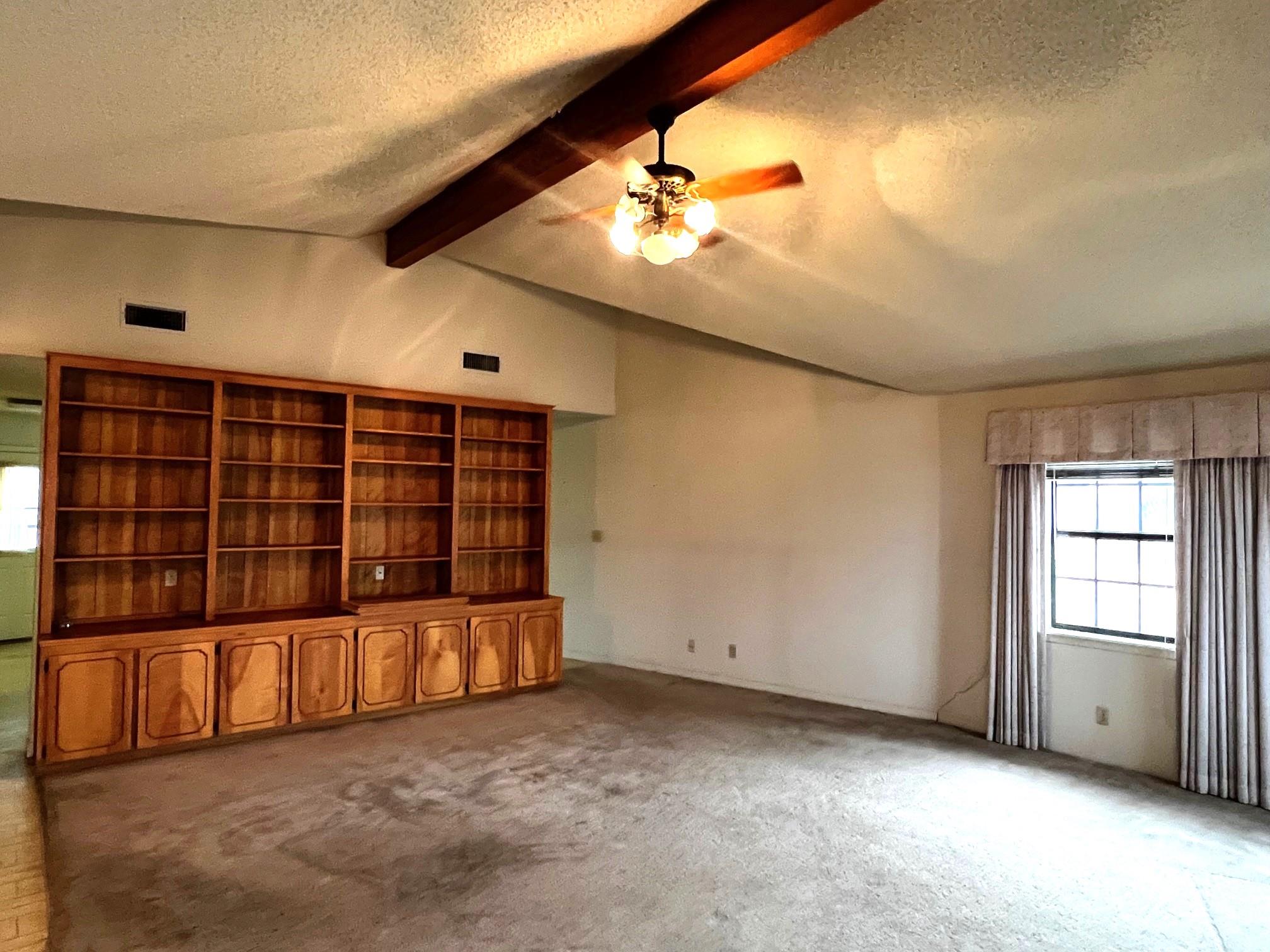 180 Steven Ct, La Grange, TX 78945