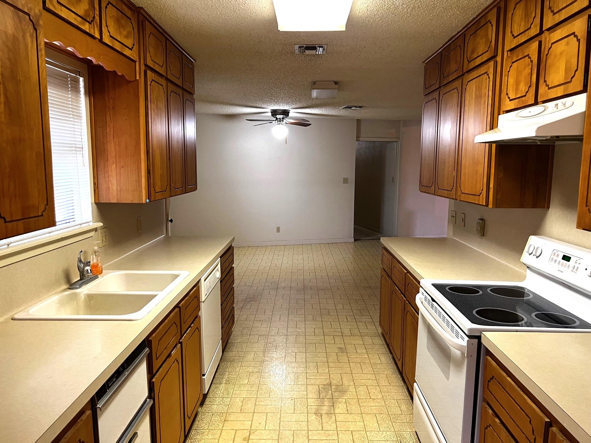 180 Steven Ct, La Grange, TX 78945