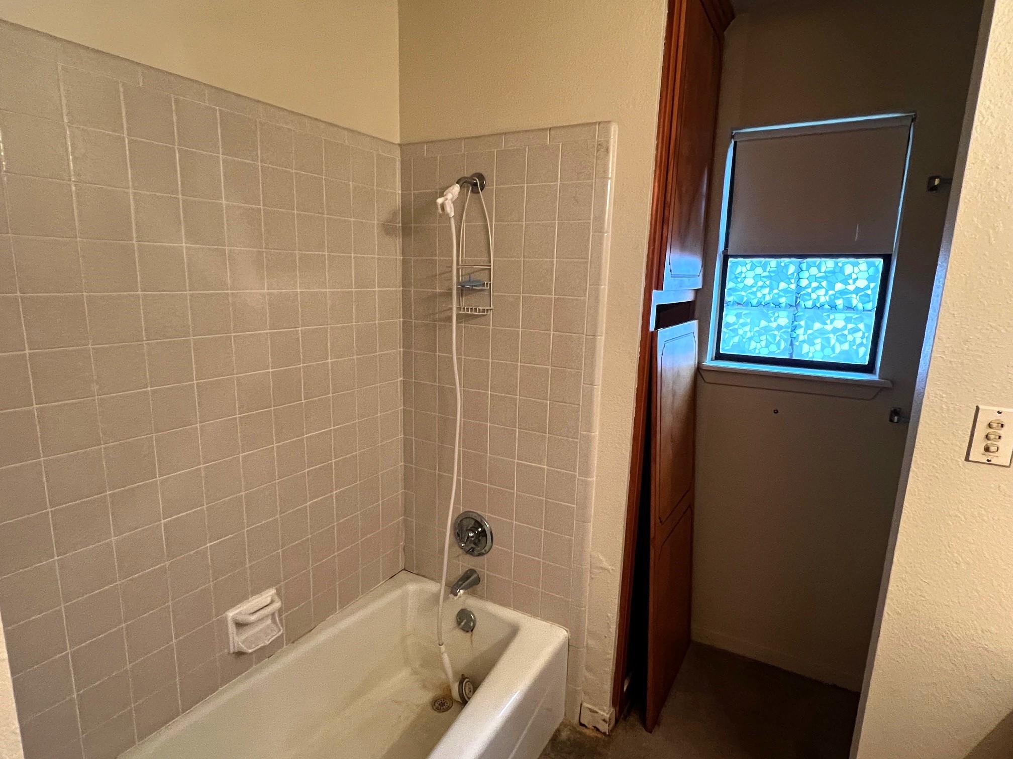 180 Steven Ct, La Grange, TX 78945