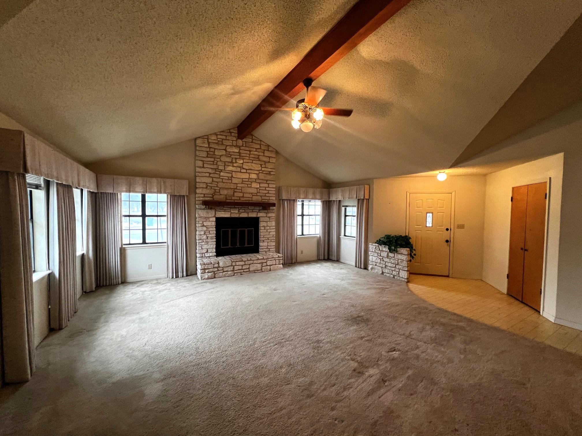 180 Steven Ct, La Grange, TX 78945