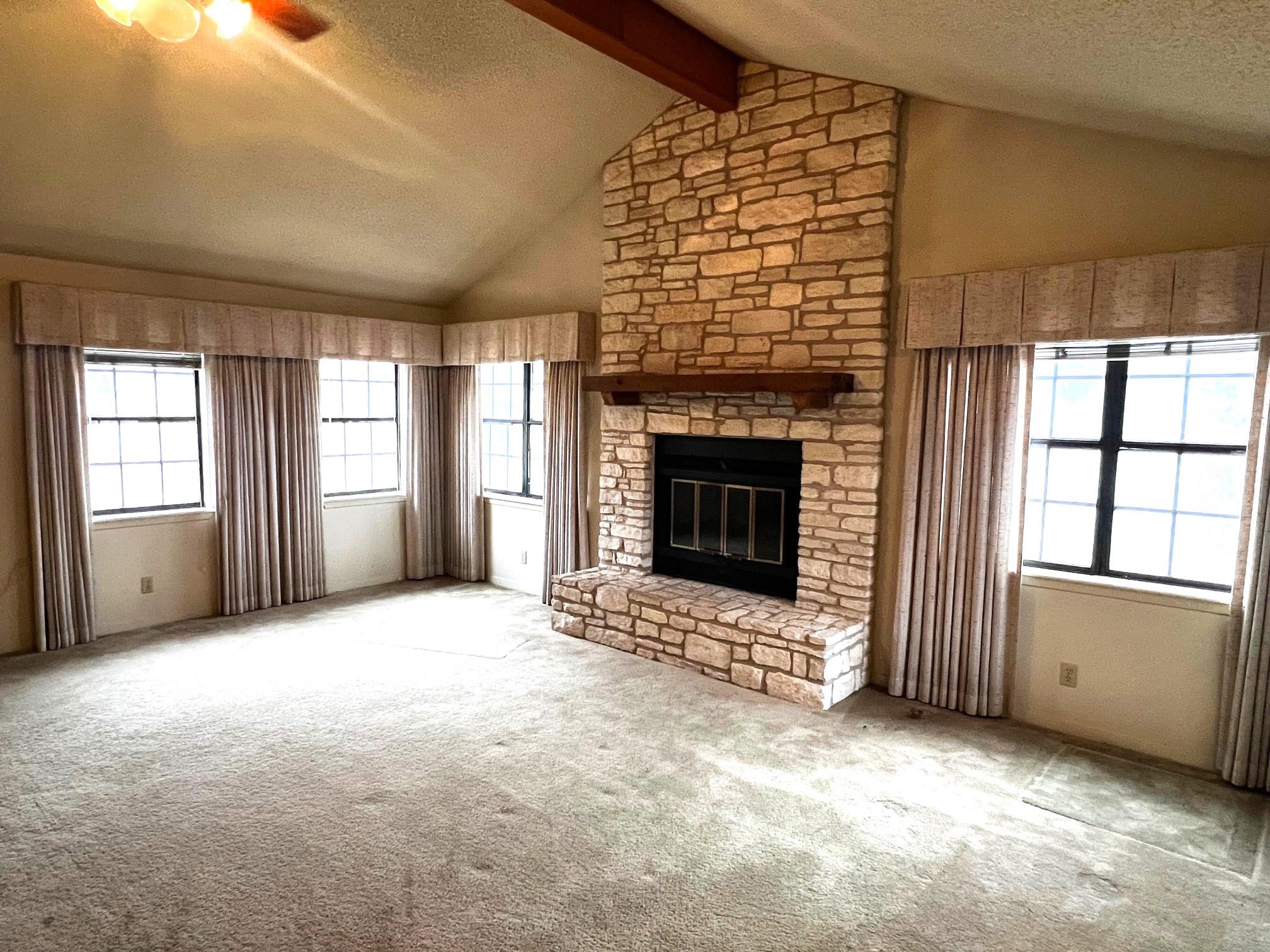 180 Steven Ct, La Grange, TX 78945