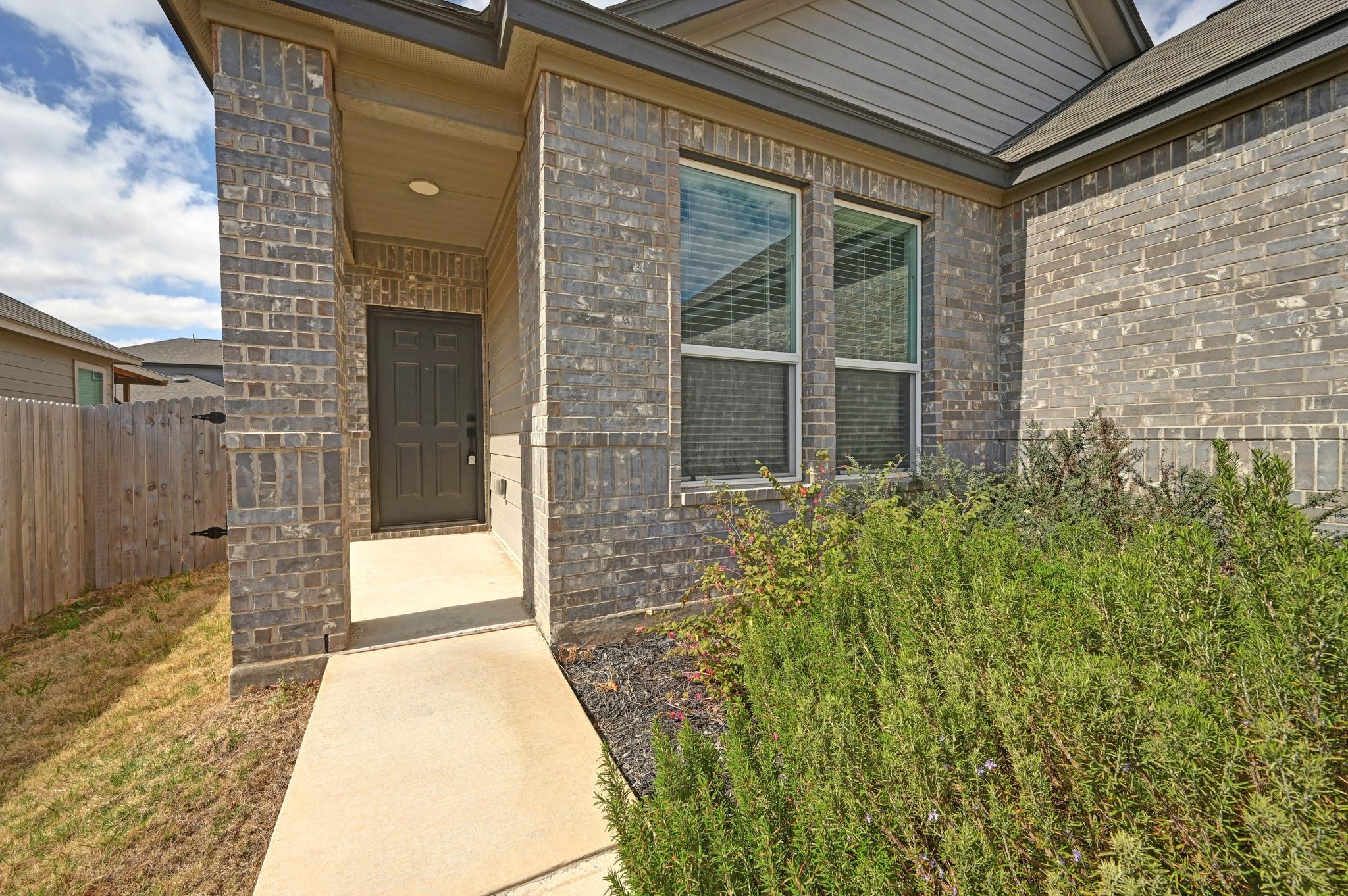 217 Summit Dr, Lockhart, TX 78644