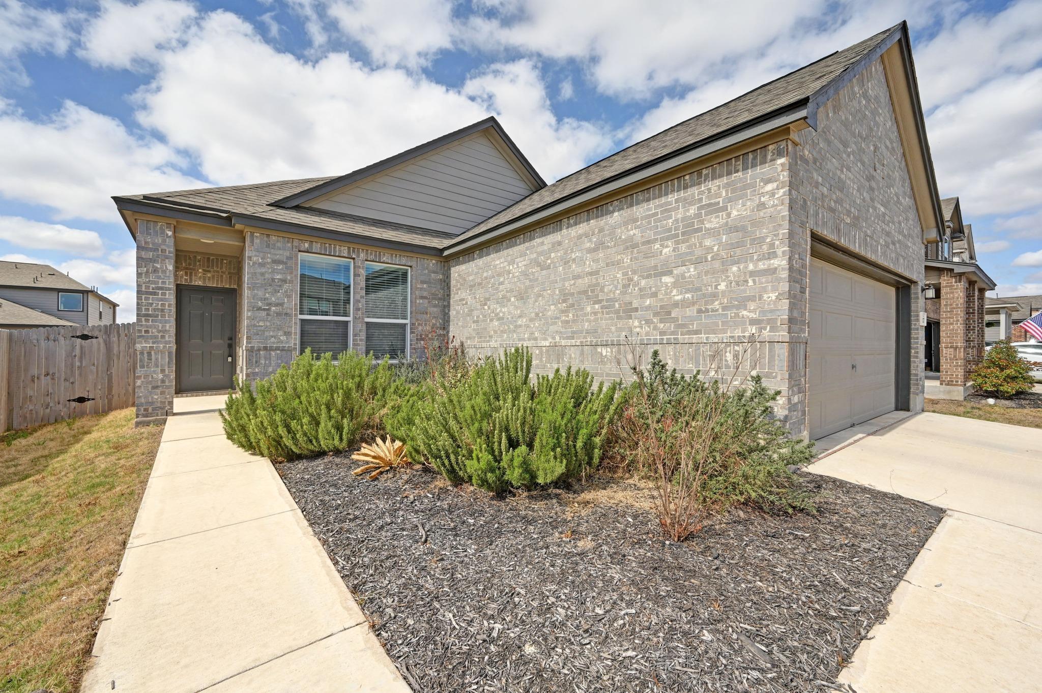 217 Summit Dr, Lockhart, TX 78644