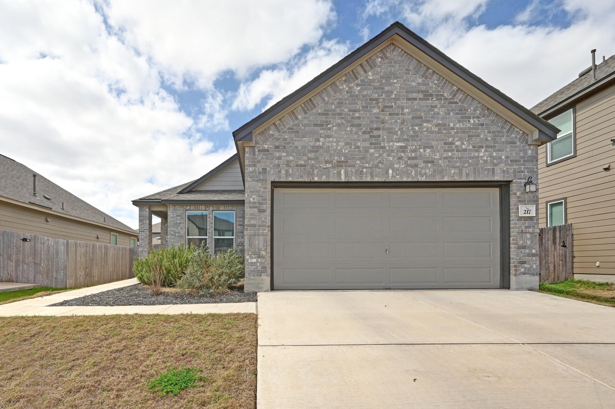217 Summit Dr, Lockhart, TX 78644
