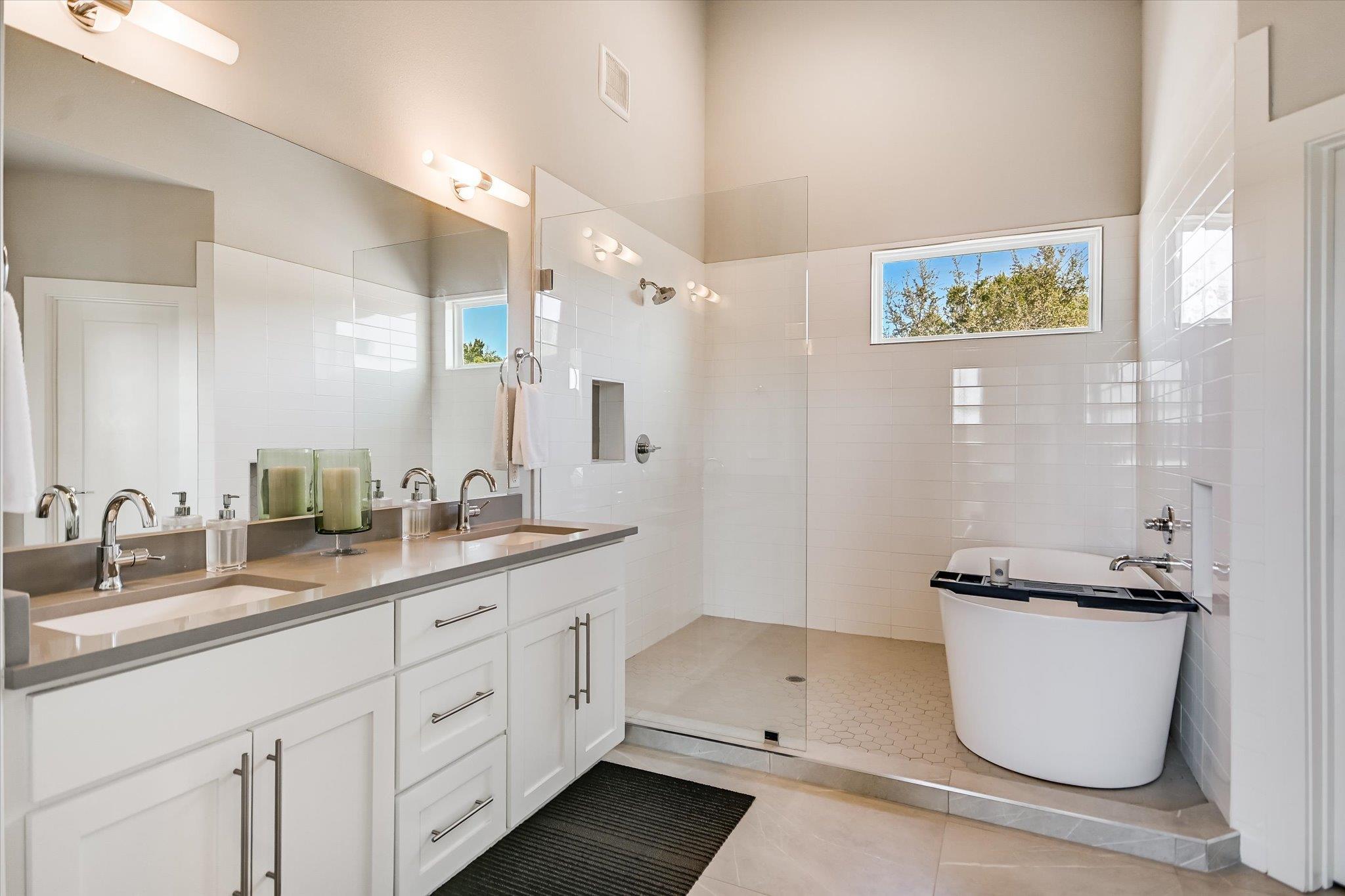 1005 Larkhall Dr, Spicewood, TX 78669