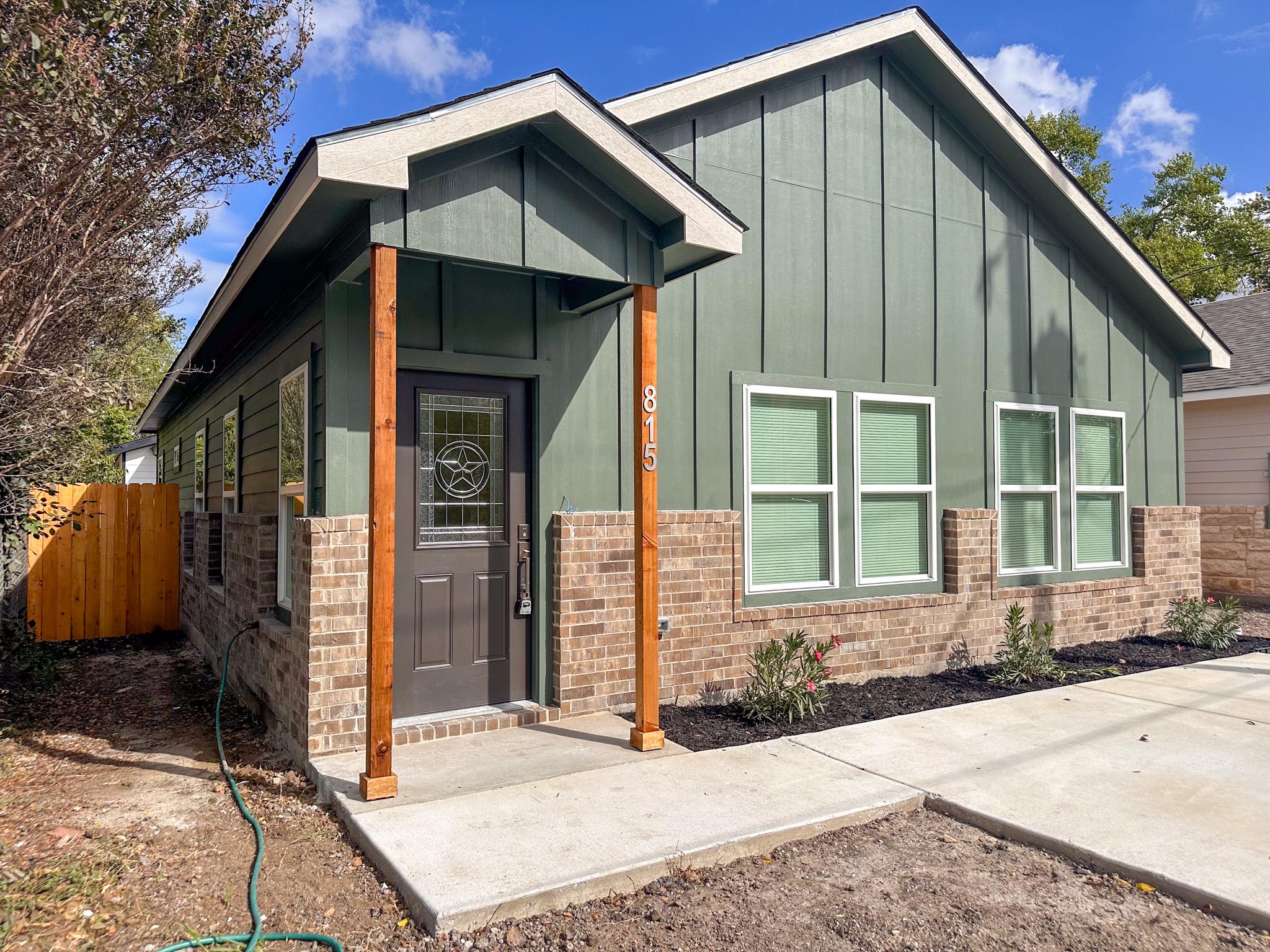 815 5th St, Lockhart, TX 78644