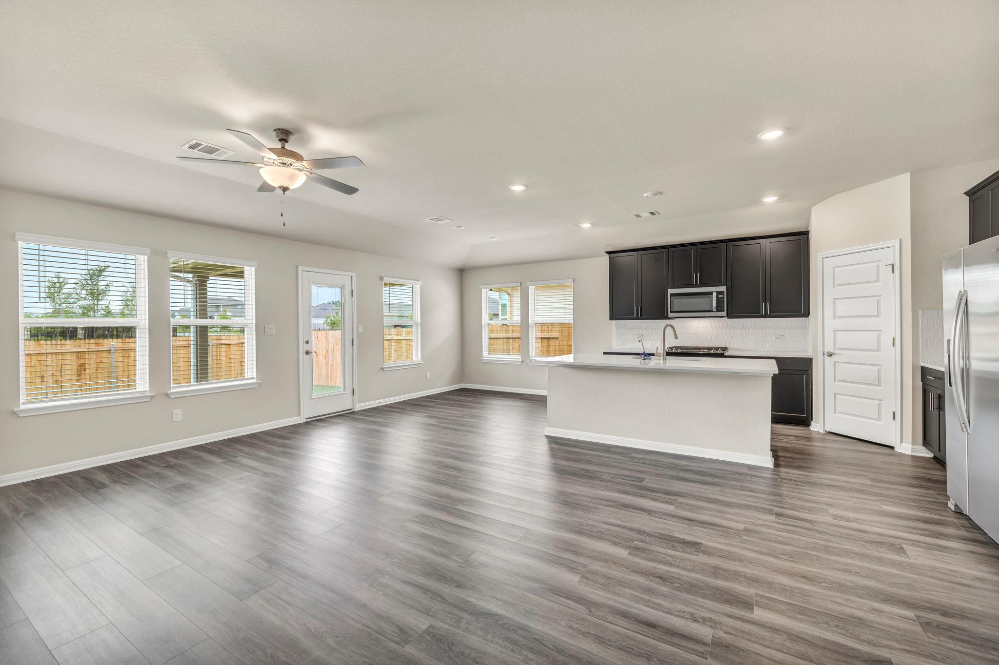 102 Greenspire Ln, Hutto, TX 78634