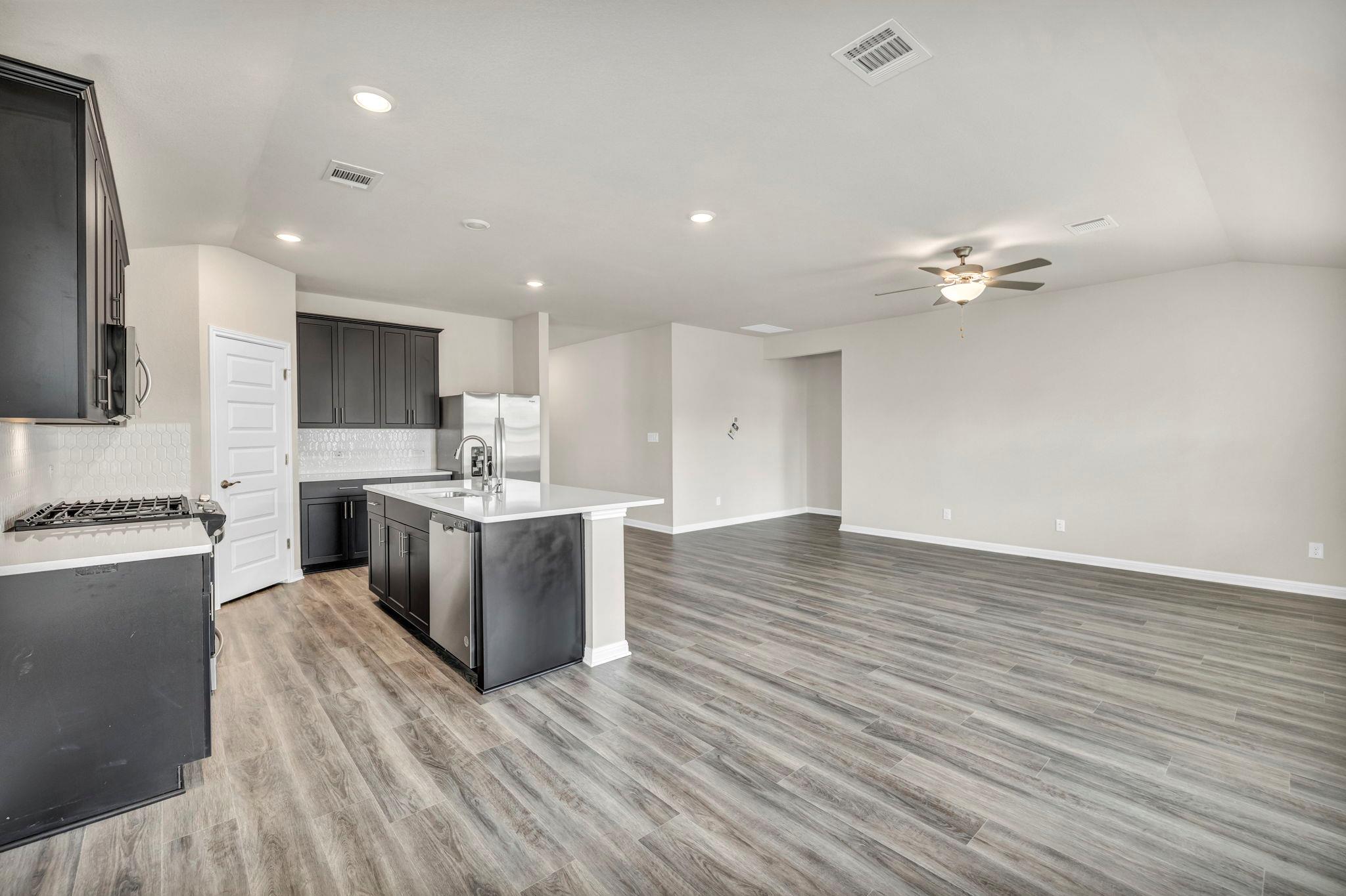 102 Greenspire Ln, Hutto, TX 78634