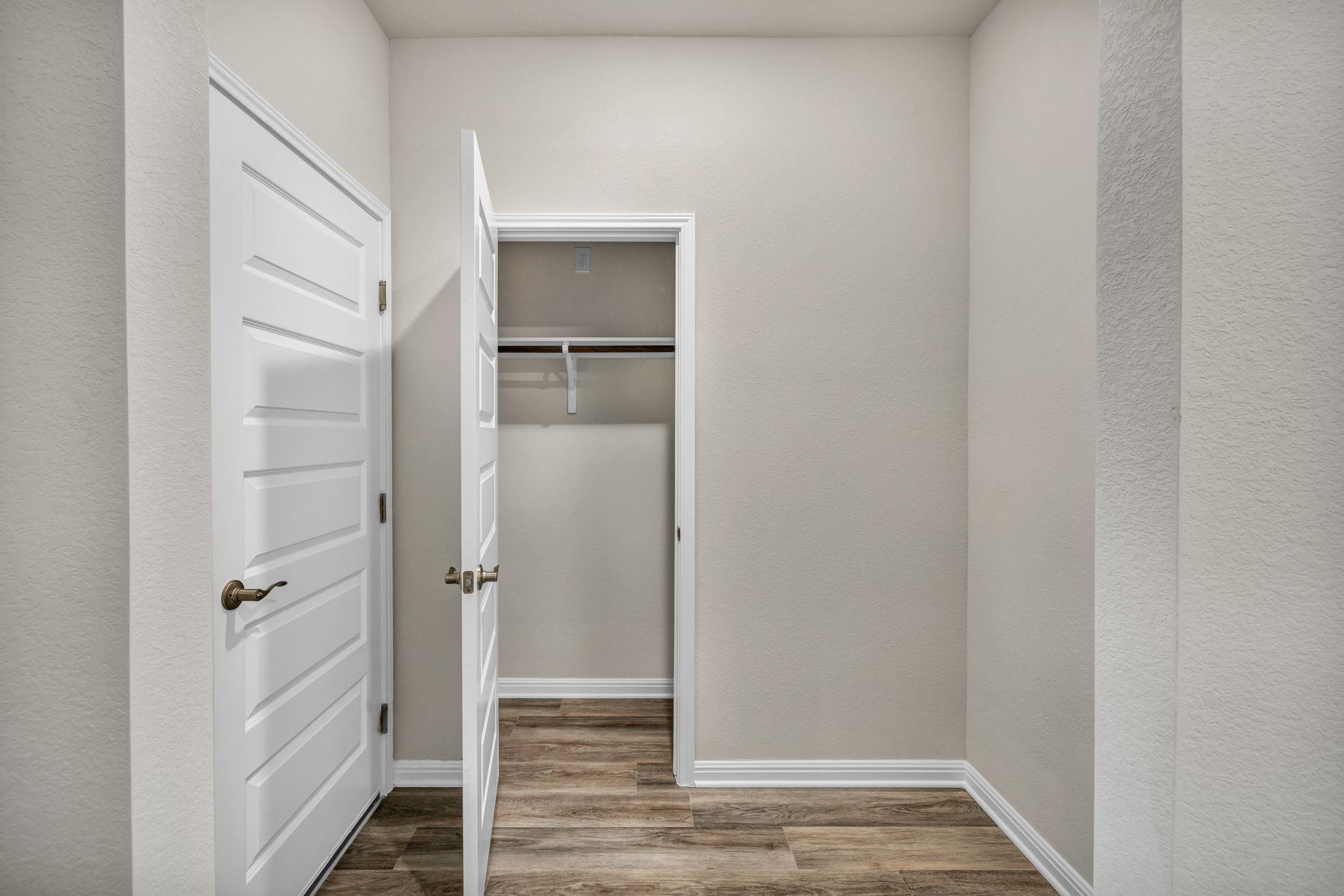 102 Greenspire Ln, Hutto, TX 78634