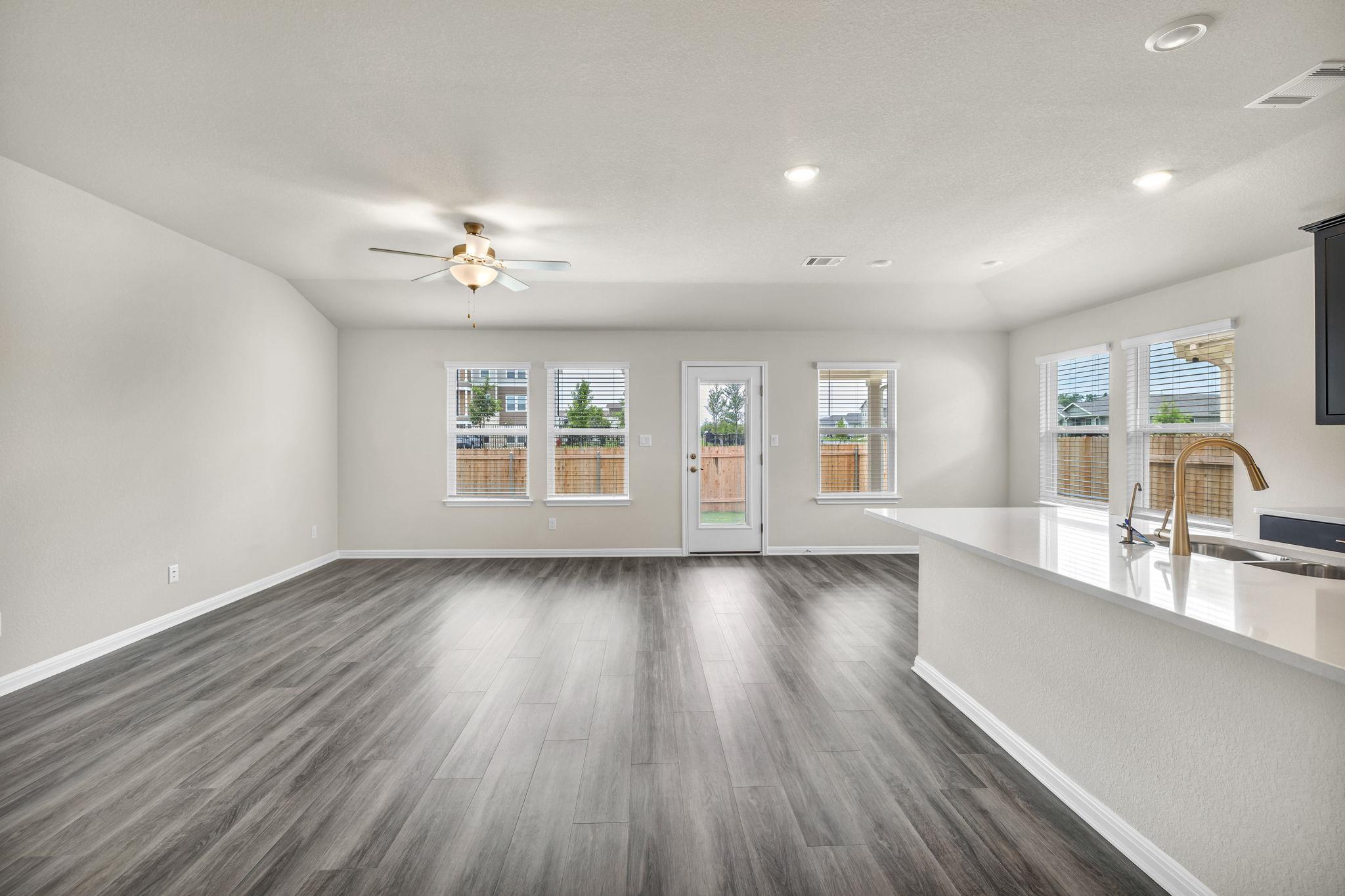 102 Greenspire Ln, Hutto, TX 78634