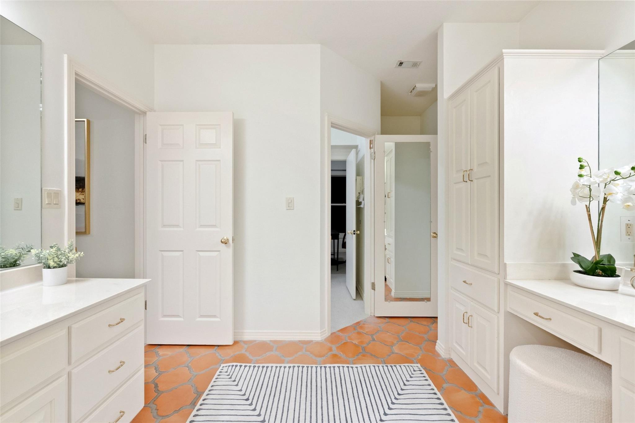 213 El Rio Dr, Lakeway, TX 78734