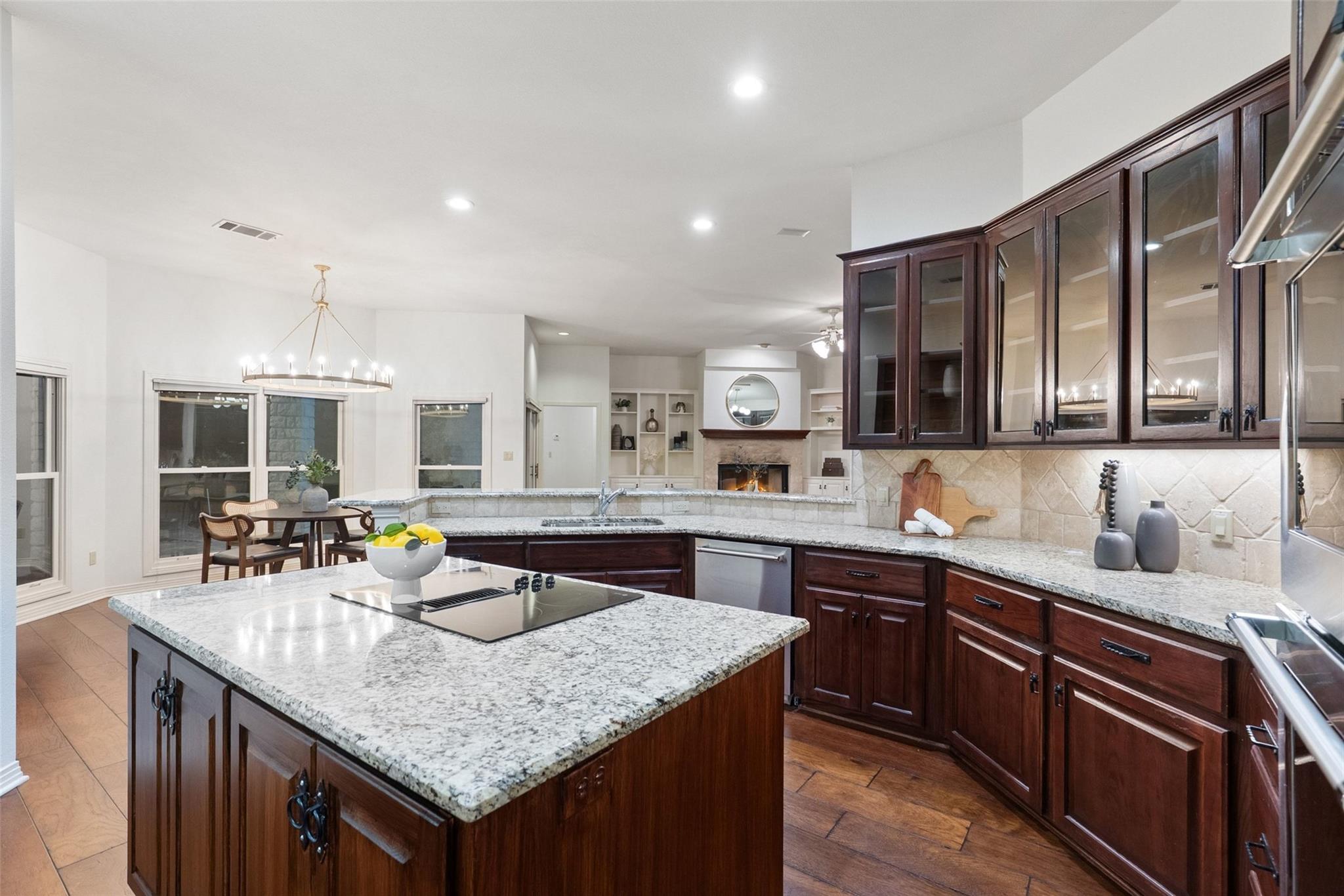 213 El Rio Dr, Lakeway, TX 78734