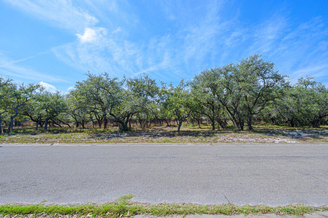 417 Olympic Dr, Rockport, TX 78382