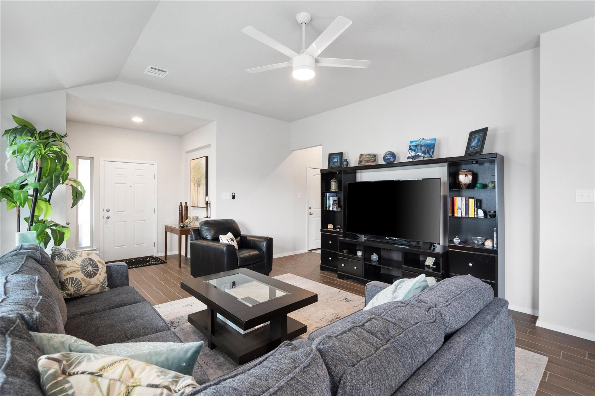 208 Blue Agate Ct, Jarrell, TX 76537