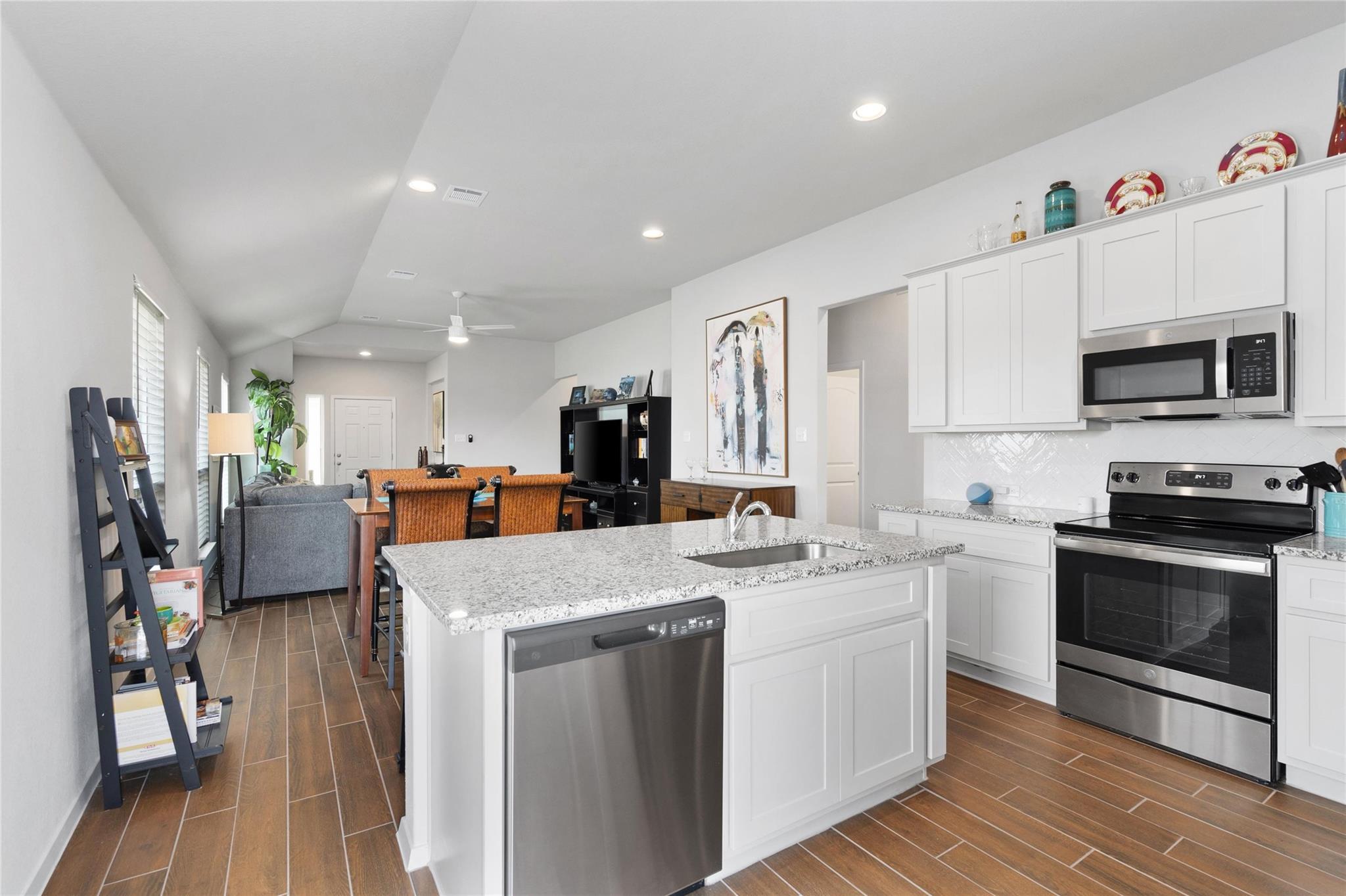 208 Blue Agate Ct, Jarrell, TX 76537