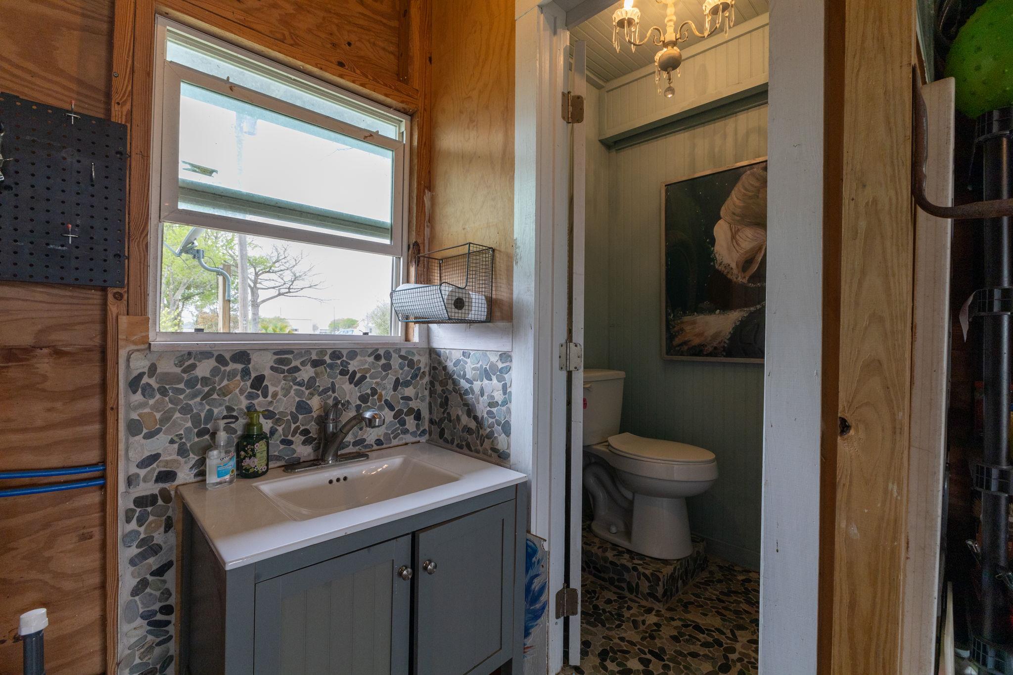 1941 Bayview Dr, Palacios, TX 77465