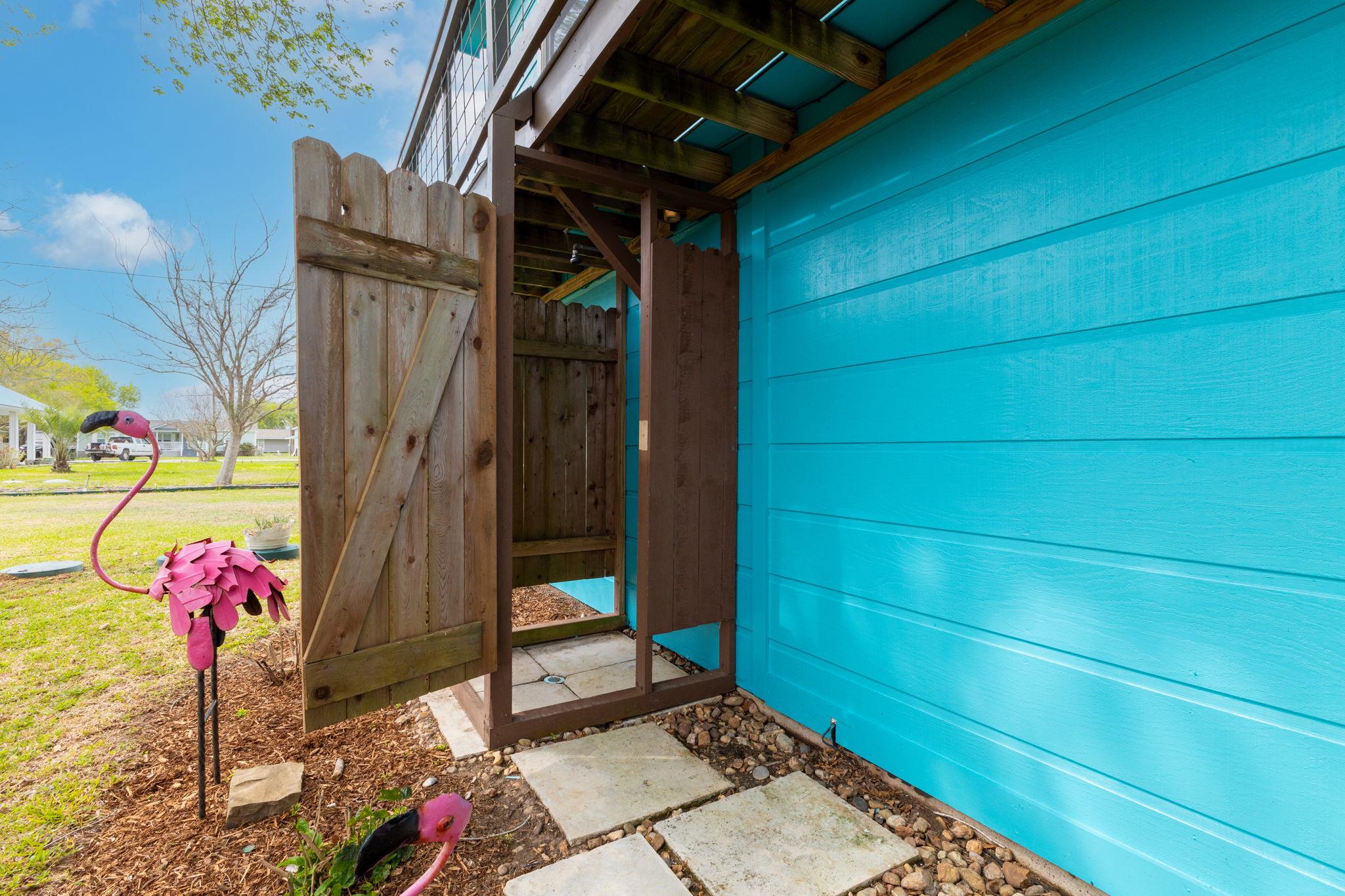 1941 Bayview Dr, Palacios, TX 77465