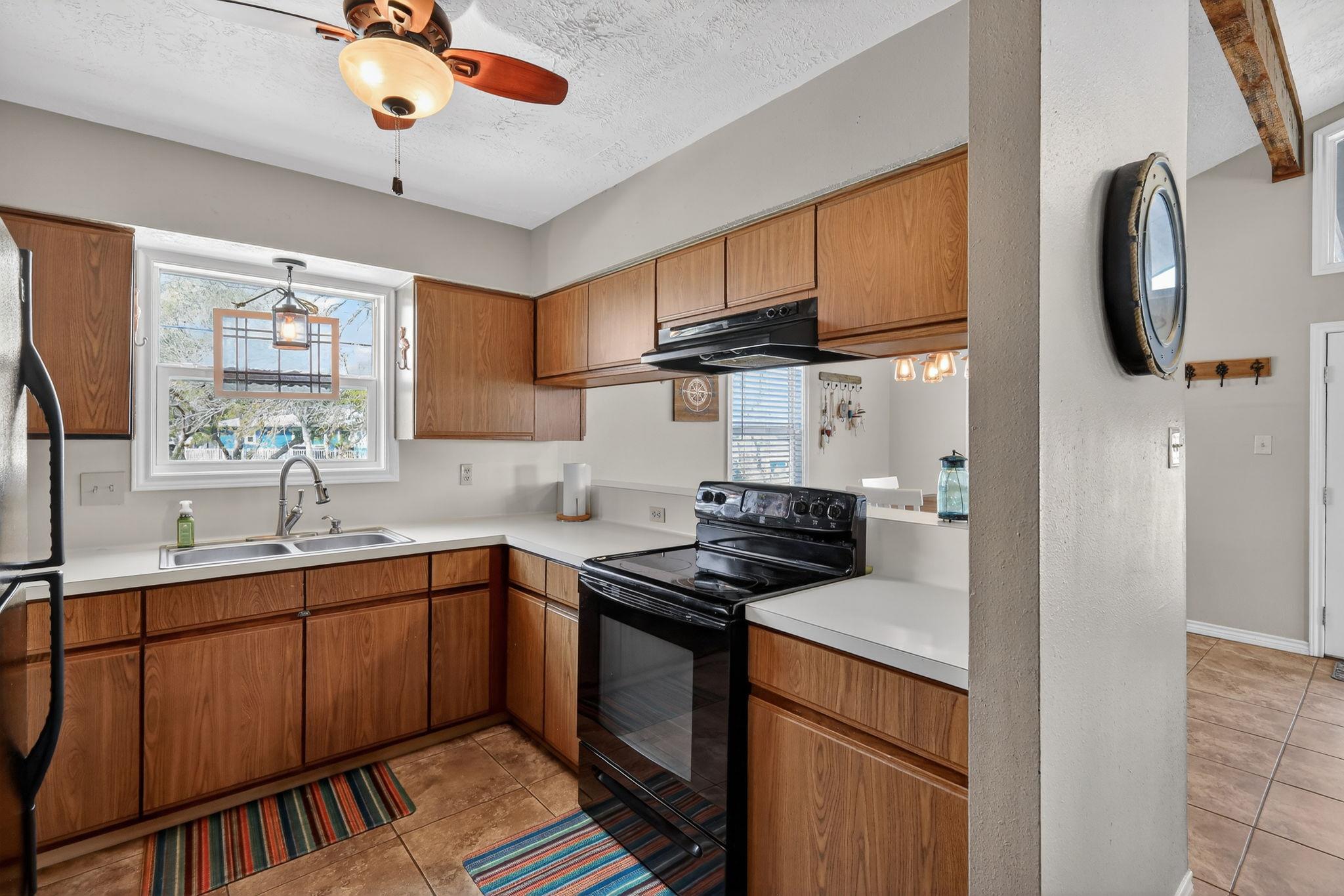 1941 Bayview Dr, Palacios, TX 77465