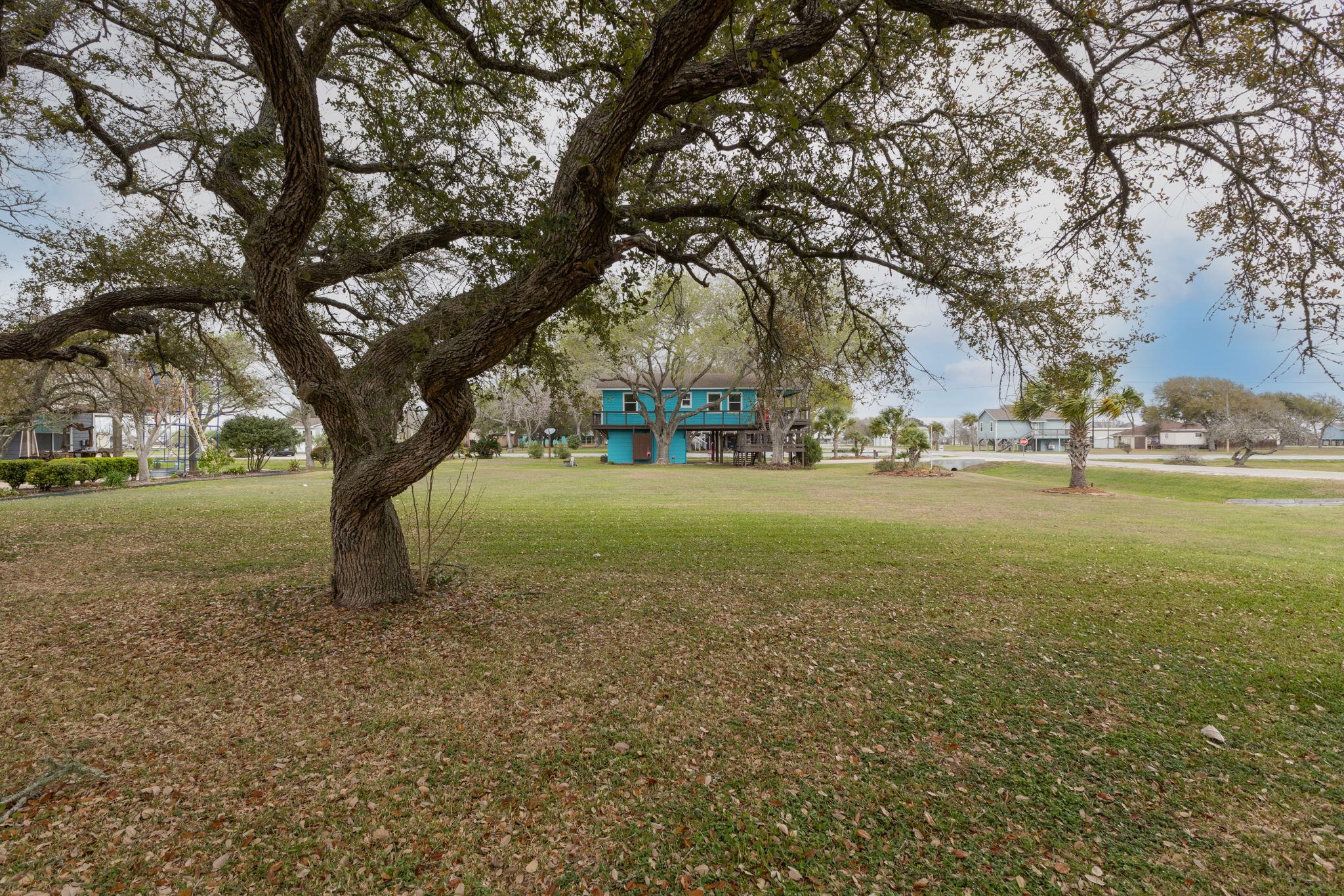 1941 Bayview Dr, Palacios, TX 77465