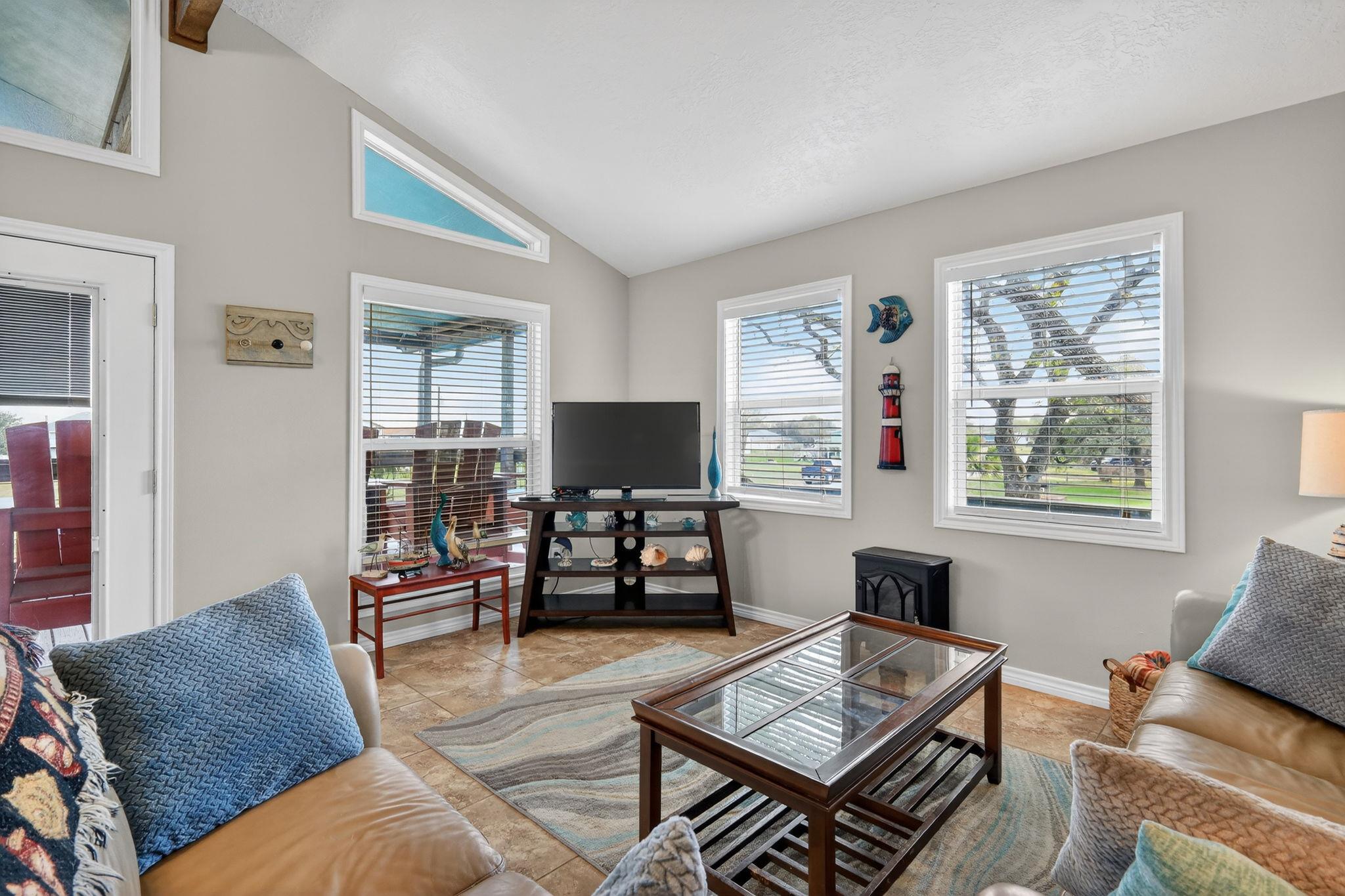 1941 Bayview Dr, Palacios, TX 77465