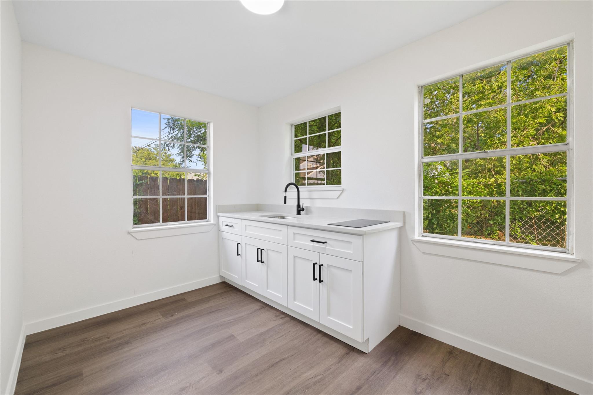 707 W 7th St, Taylor, TX 76574