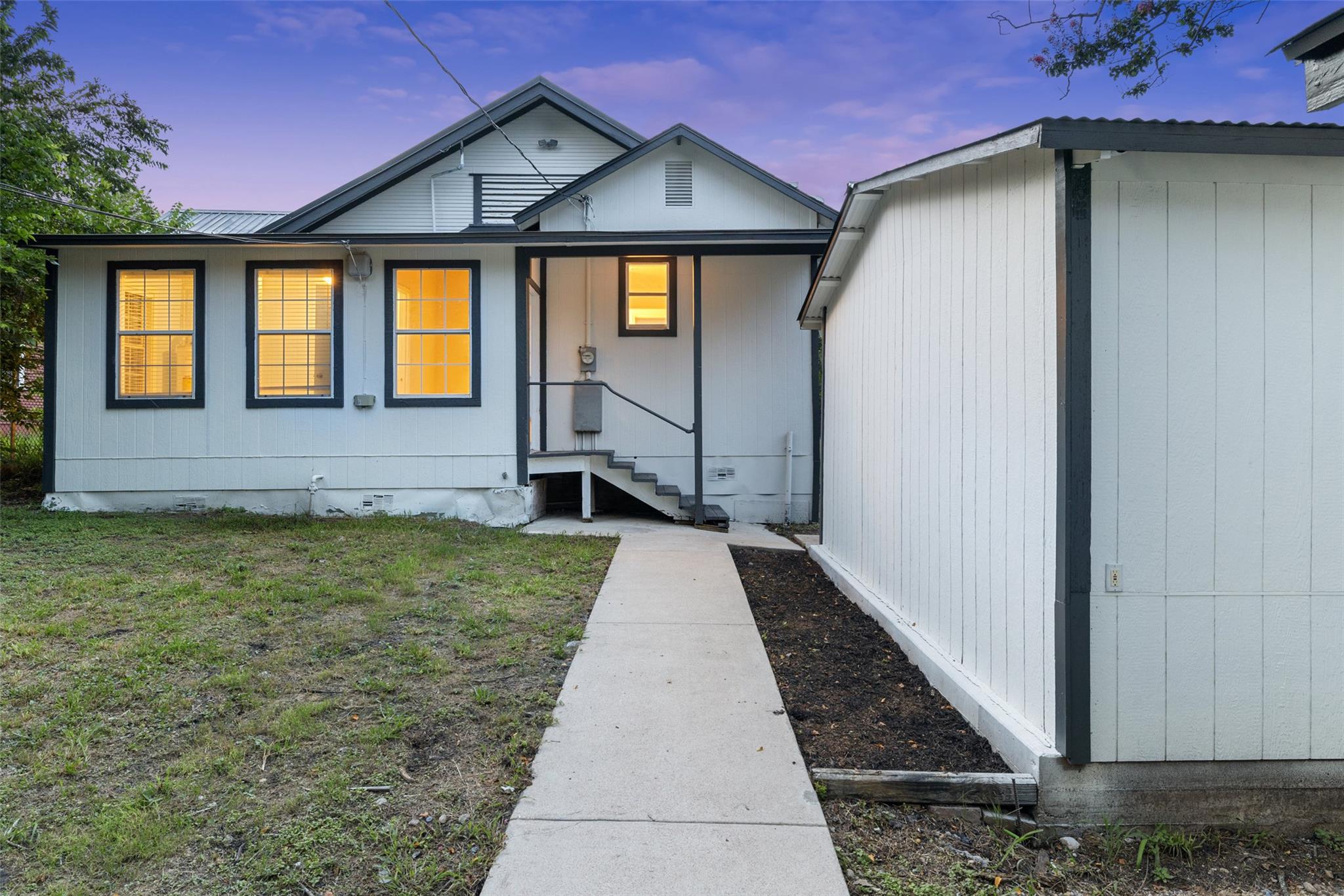 707 W 7th St, Taylor, TX 76574