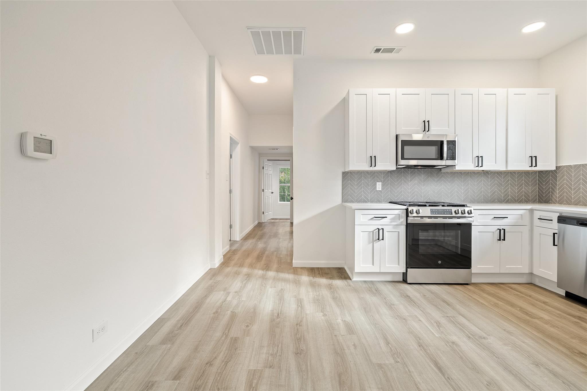 707 W 7th St, Taylor, TX 76574