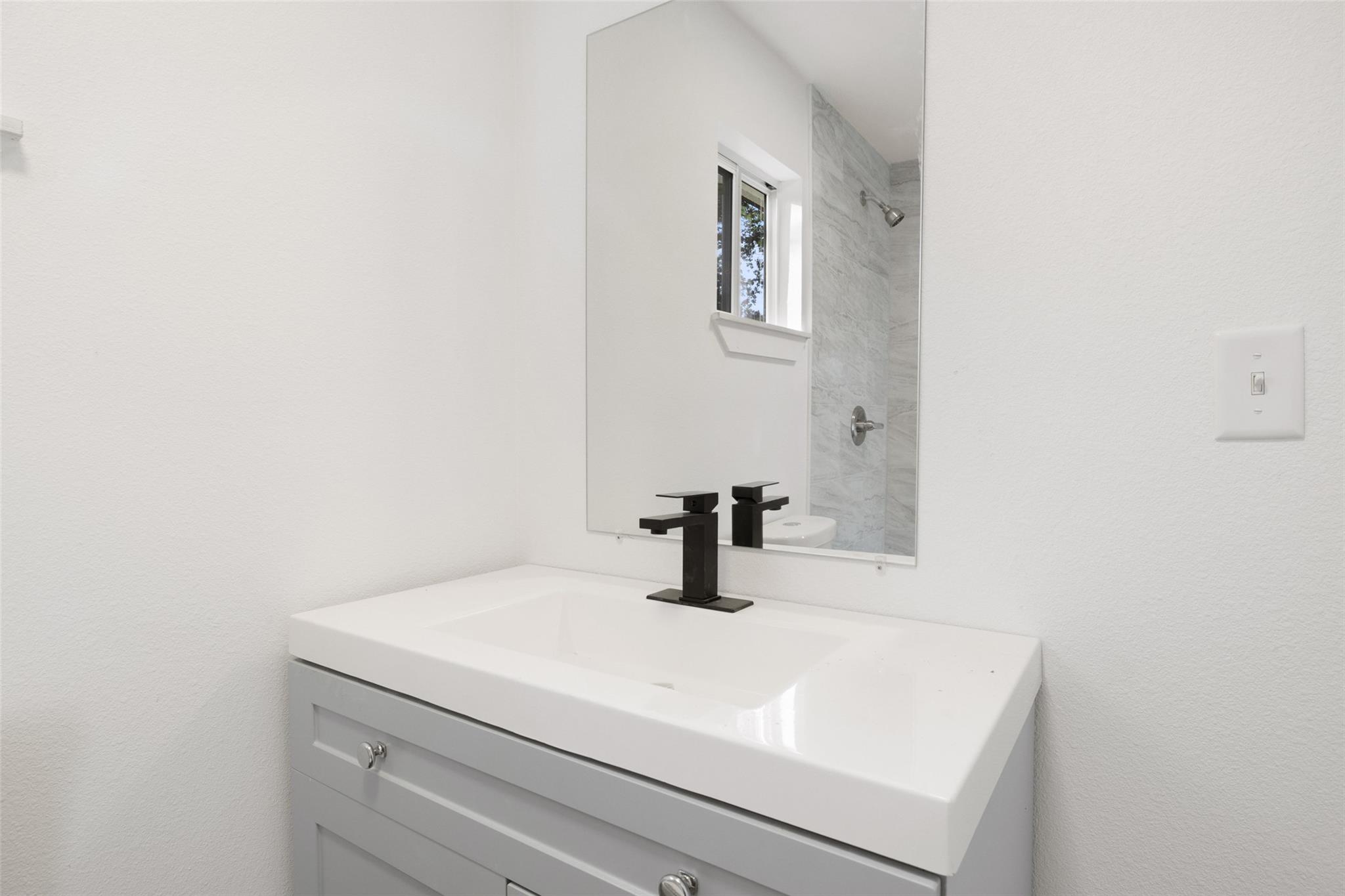 707 W 7th St, Taylor, TX 76574