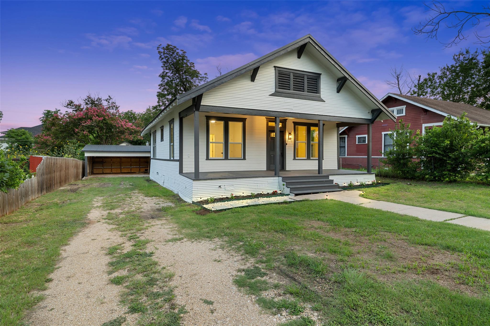 707 W 7th St, Taylor, TX 76574