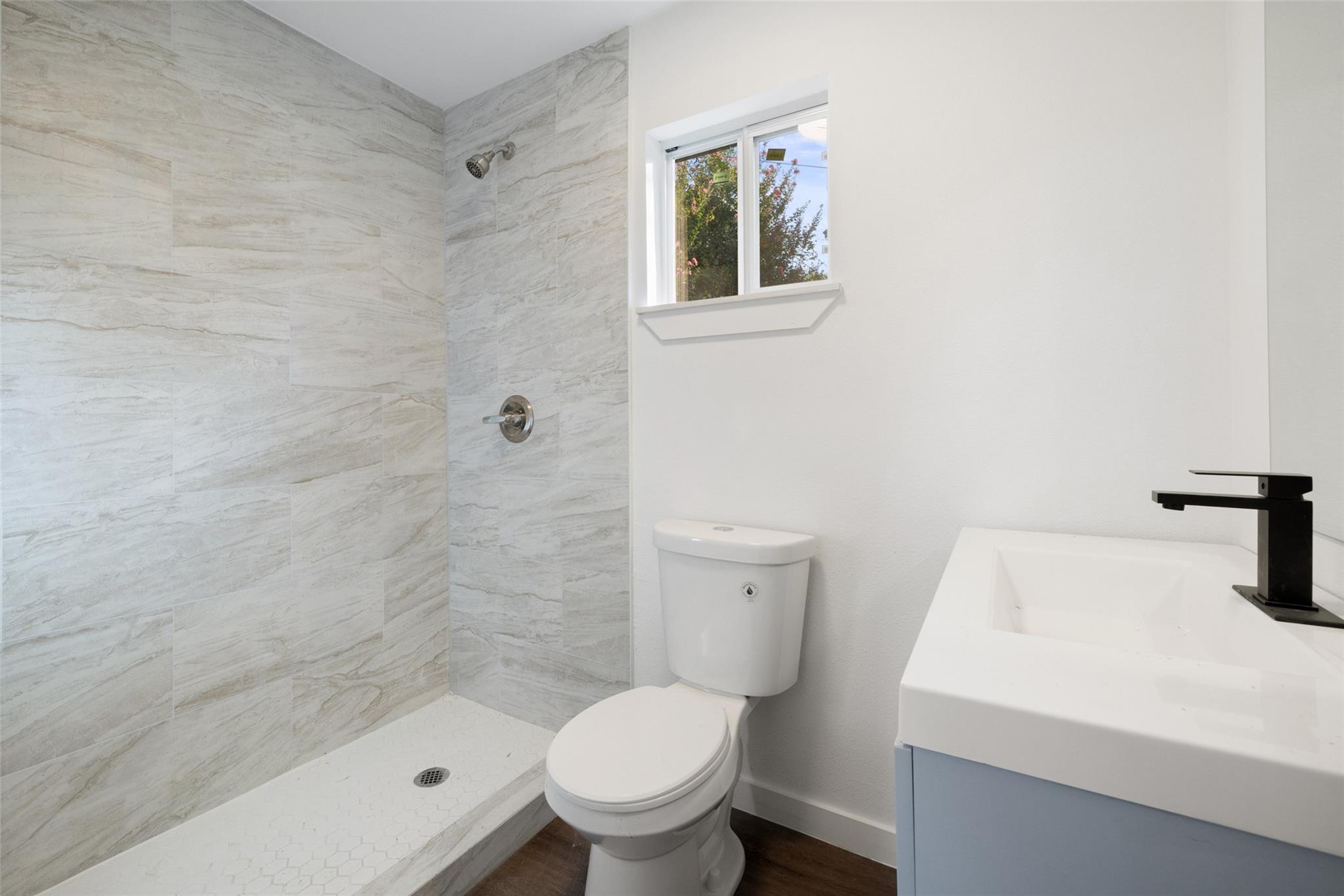 707 W 7th St, Taylor, TX 76574