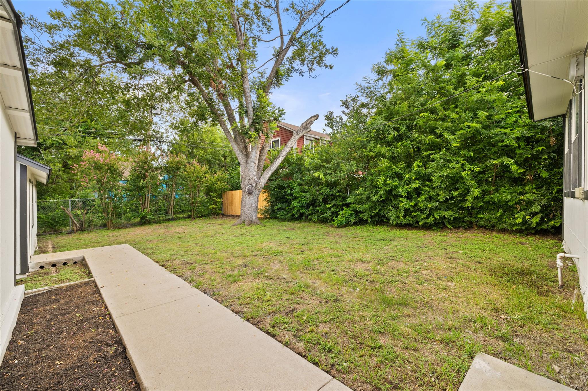 707 W 7th St, Taylor, TX 76574