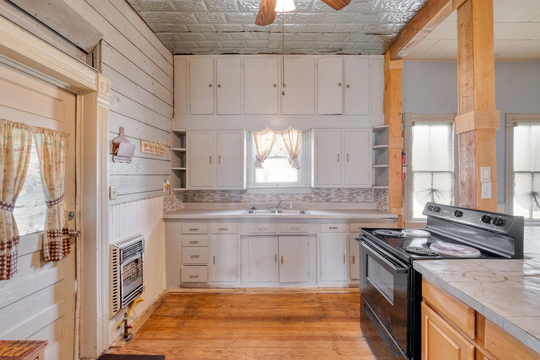 300 N Rio Grande St, Granger, TX 76530