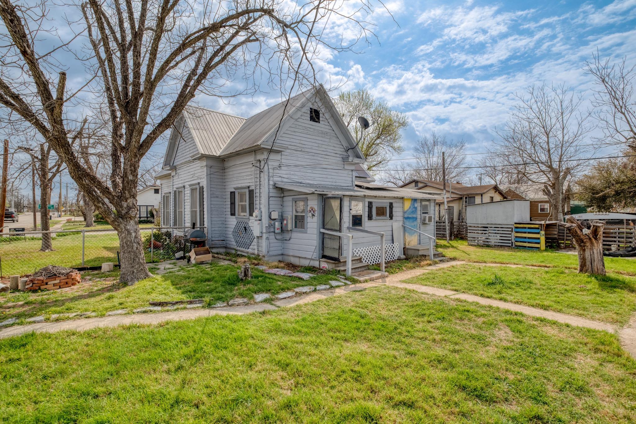300 N Rio Grande St, Granger, TX 76530