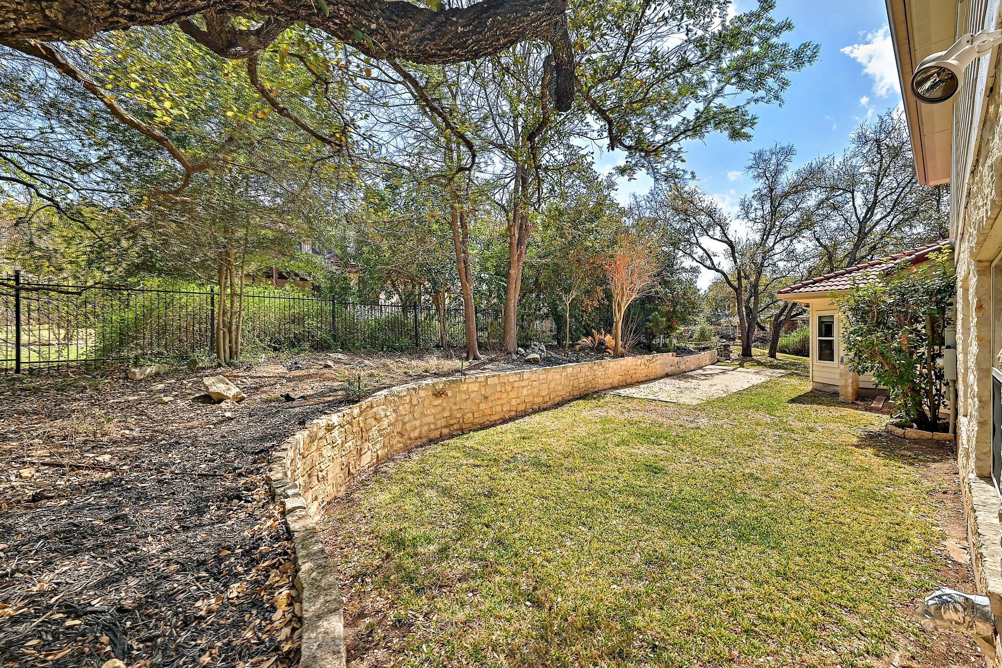 22 Hedgebrook Way, The Hills, TX 78738
