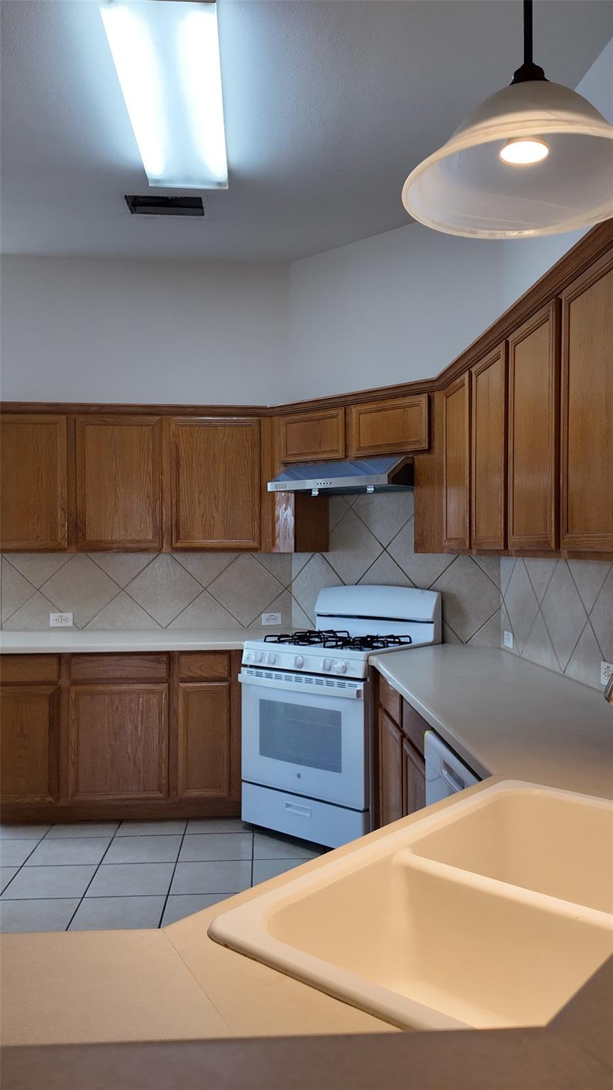 100 Maplewood S, Kyle, TX 78640