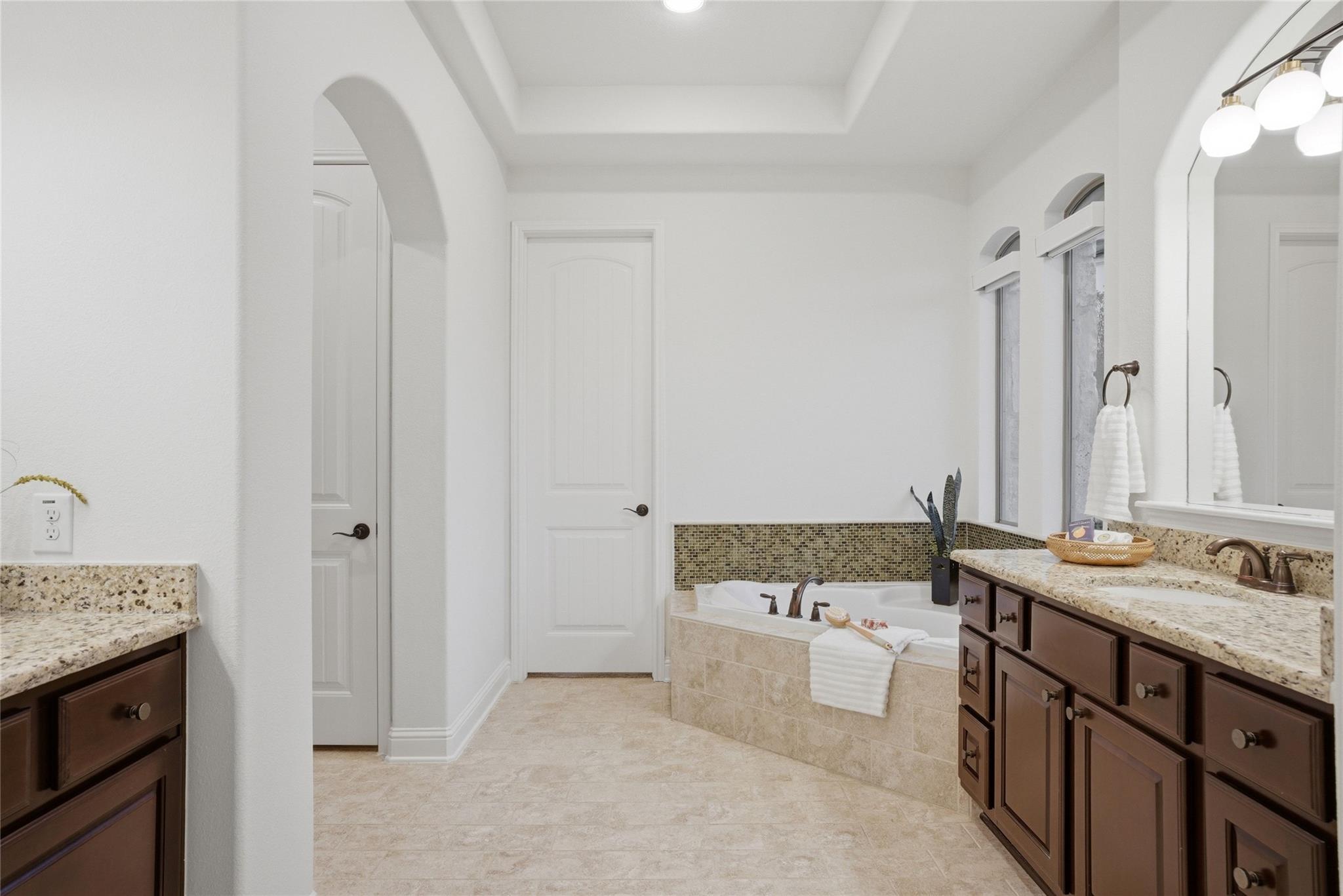 105 Edinburgh Isle Ct, Lakeway, TX 78738