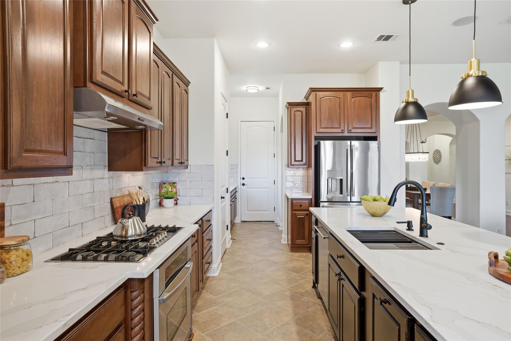 105 Edinburgh Isle Ct, Lakeway, TX 78738