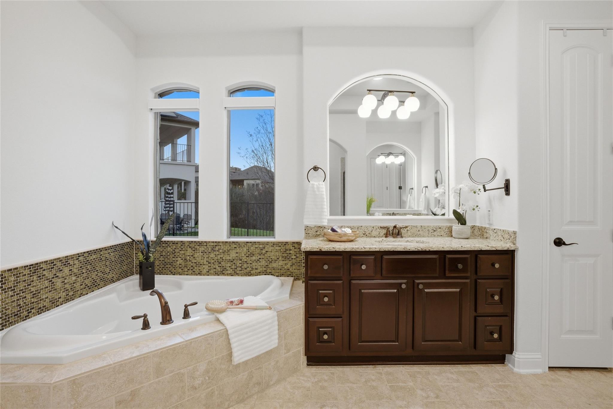 105 Edinburgh Isle Ct, Lakeway, TX 78738