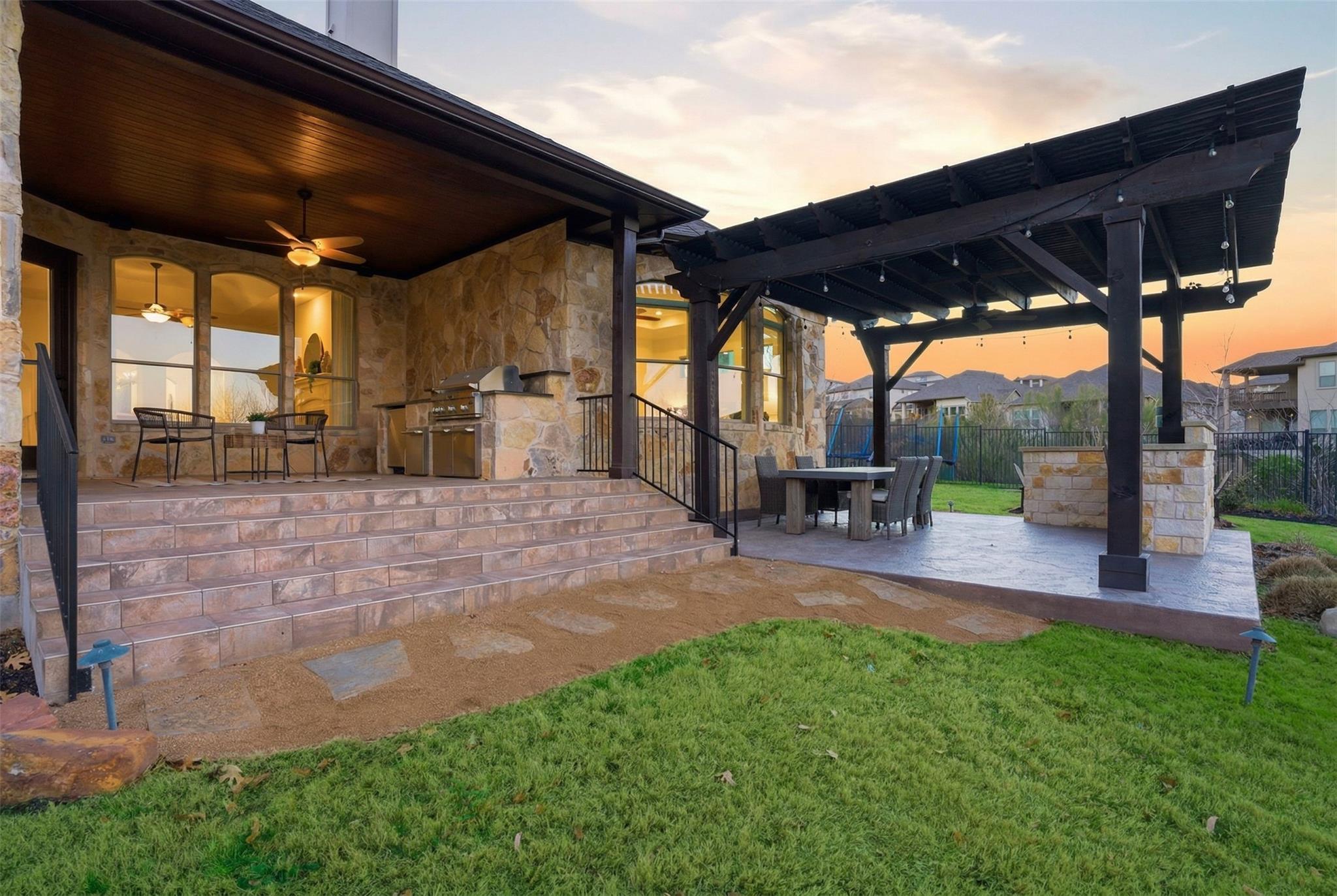 105 Edinburgh Isle Ct, Lakeway, TX 78738