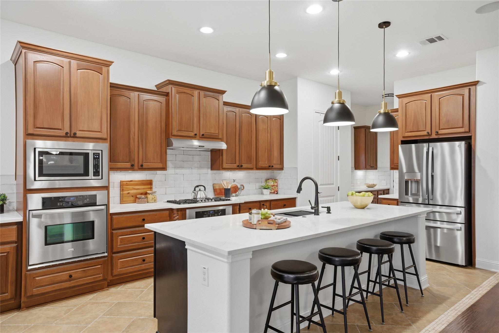 105 Edinburgh Isle Ct, Lakeway, TX 78738