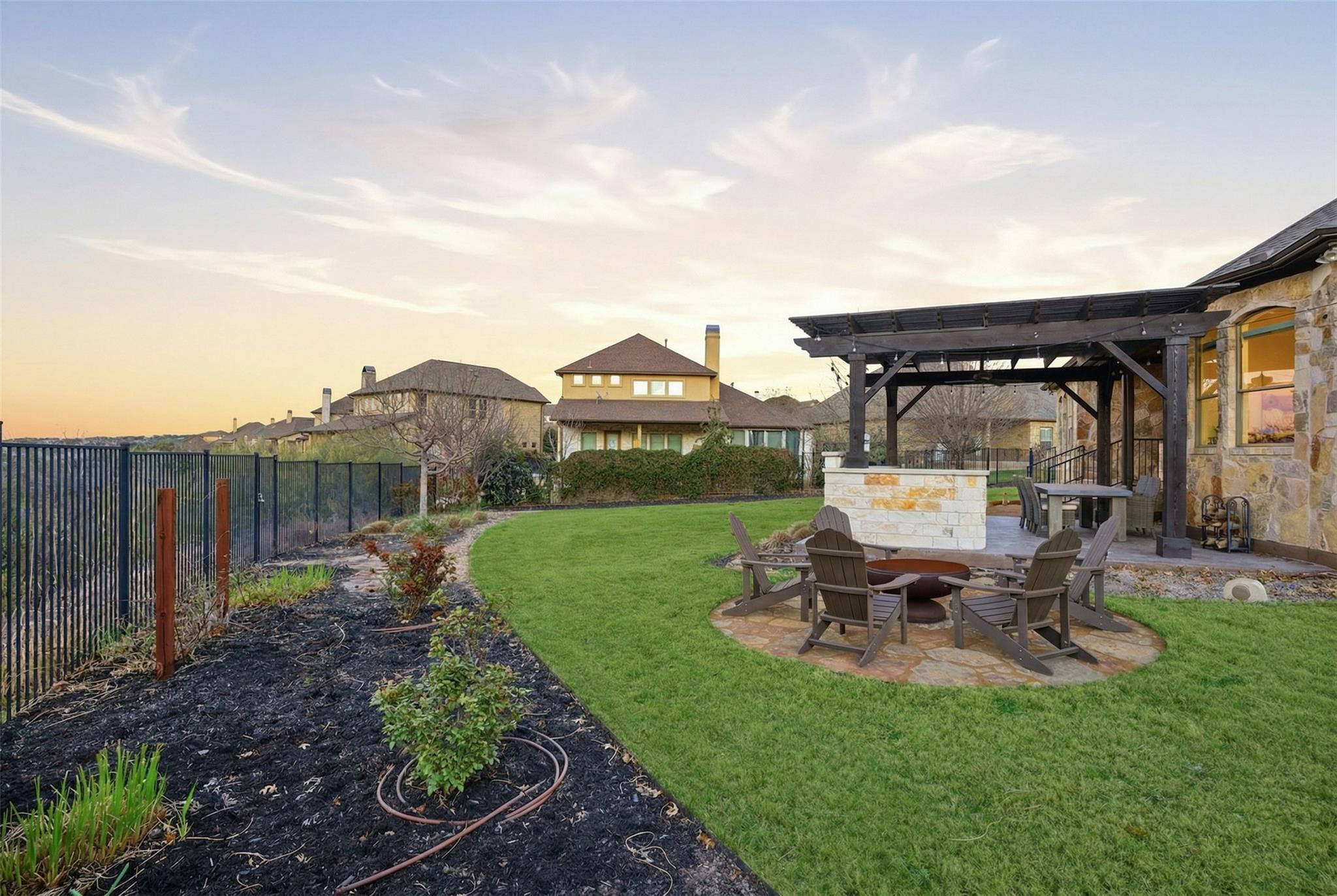 105 Edinburgh Isle Ct, Lakeway, TX 78738