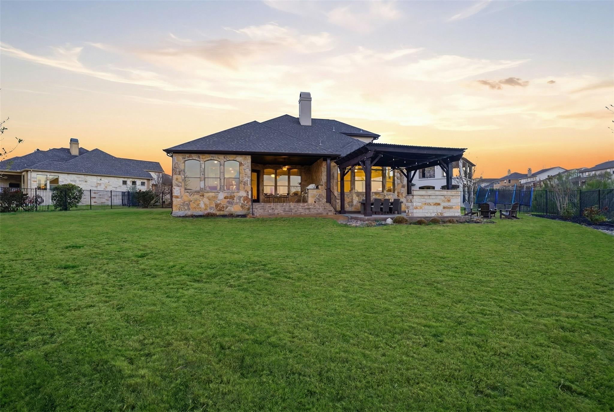 105 Edinburgh Isle Ct, Lakeway, TX 78738