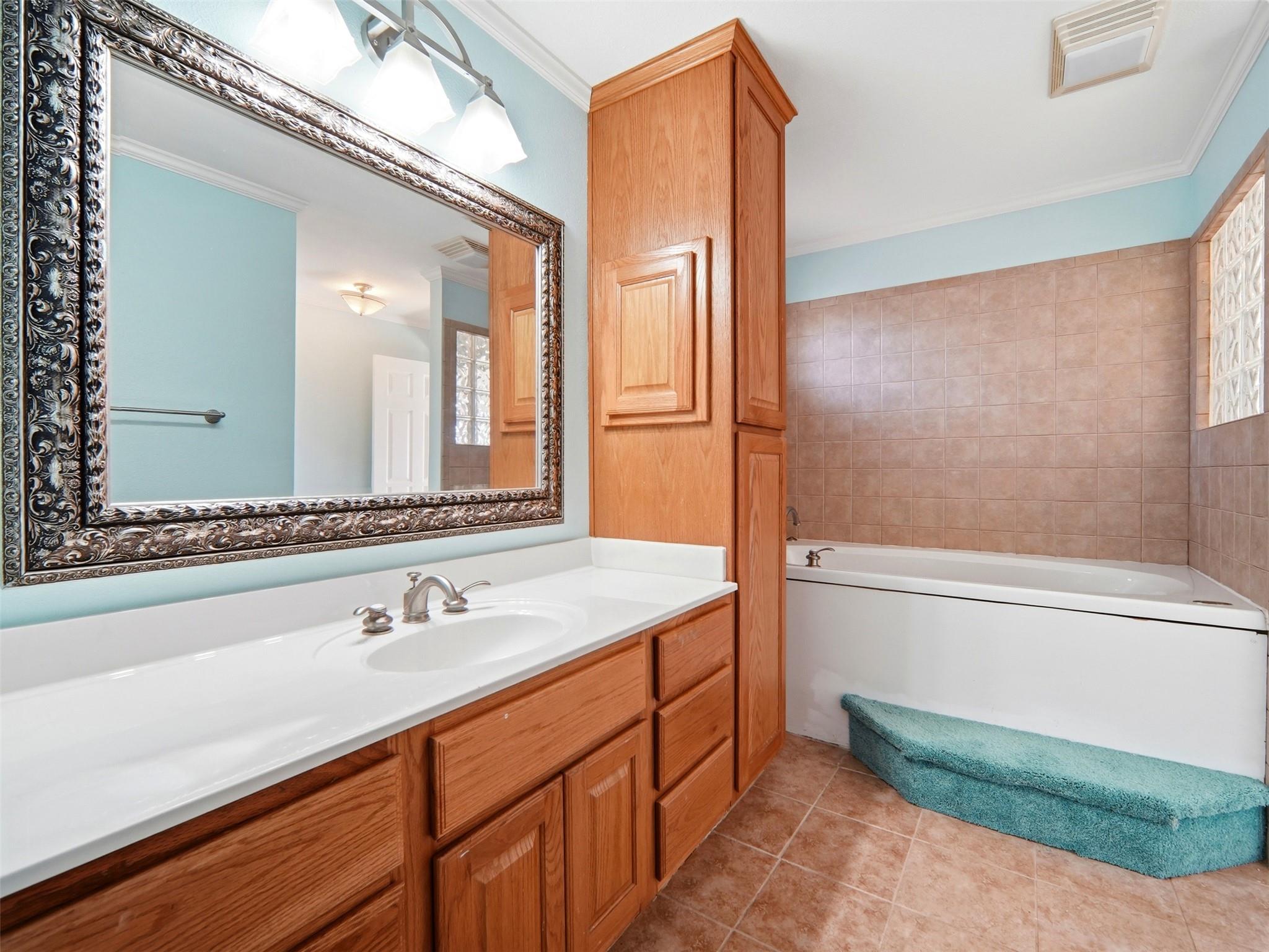 159 Thornton Ln, Lakehills, TX 78063