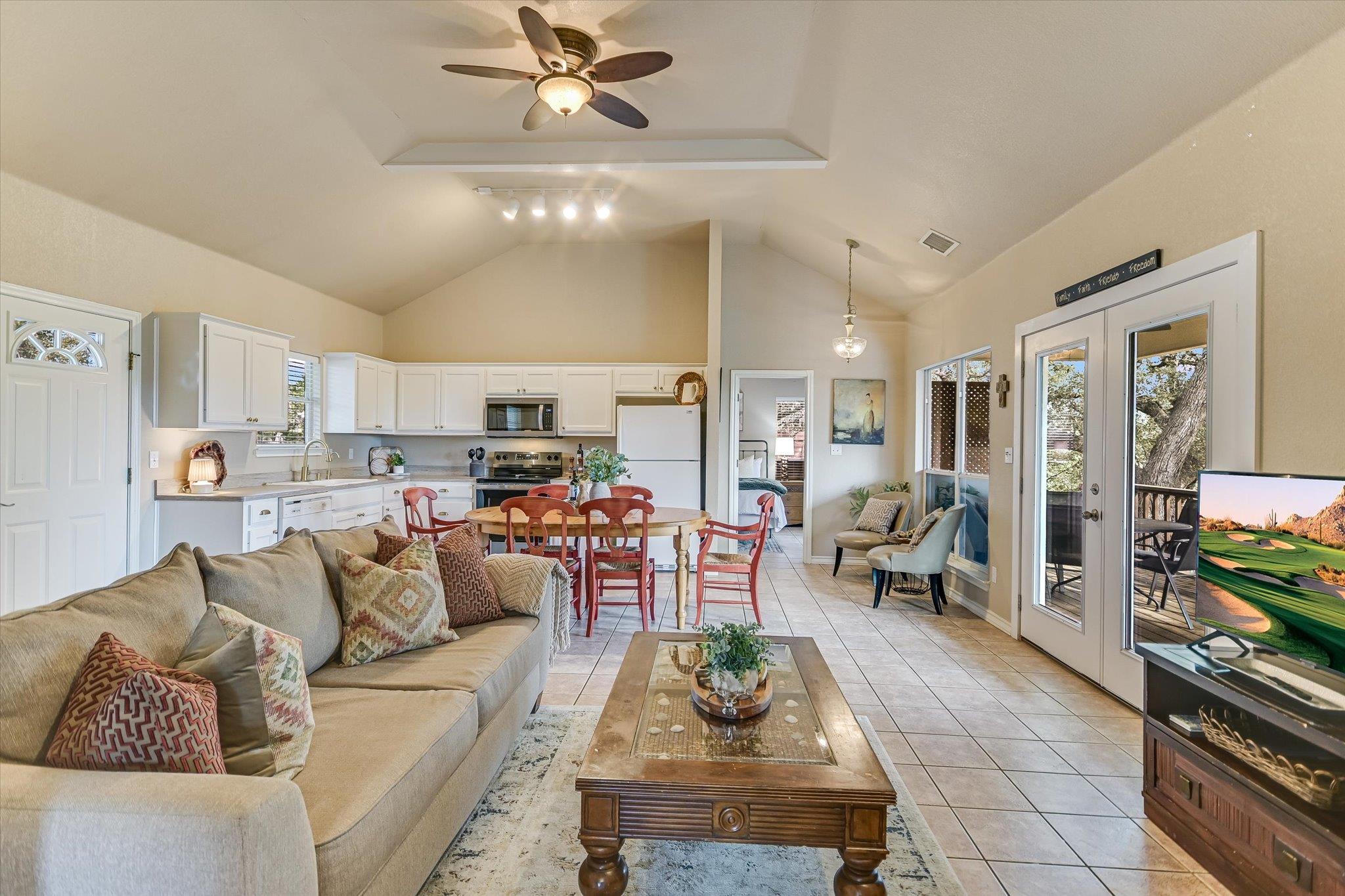 207 River Oaks Dr, Wimberley, TX 78676