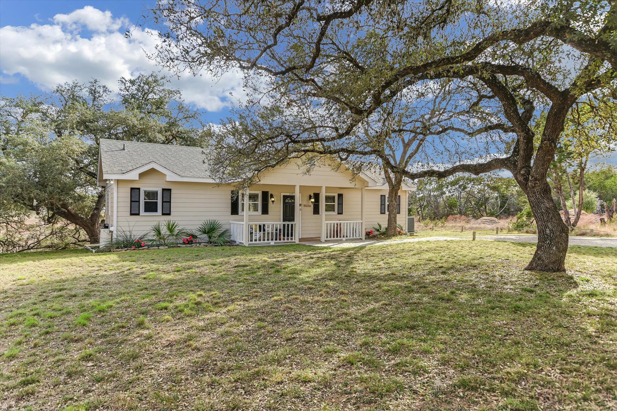 207 River Oaks Dr, Wimberley, TX 78676