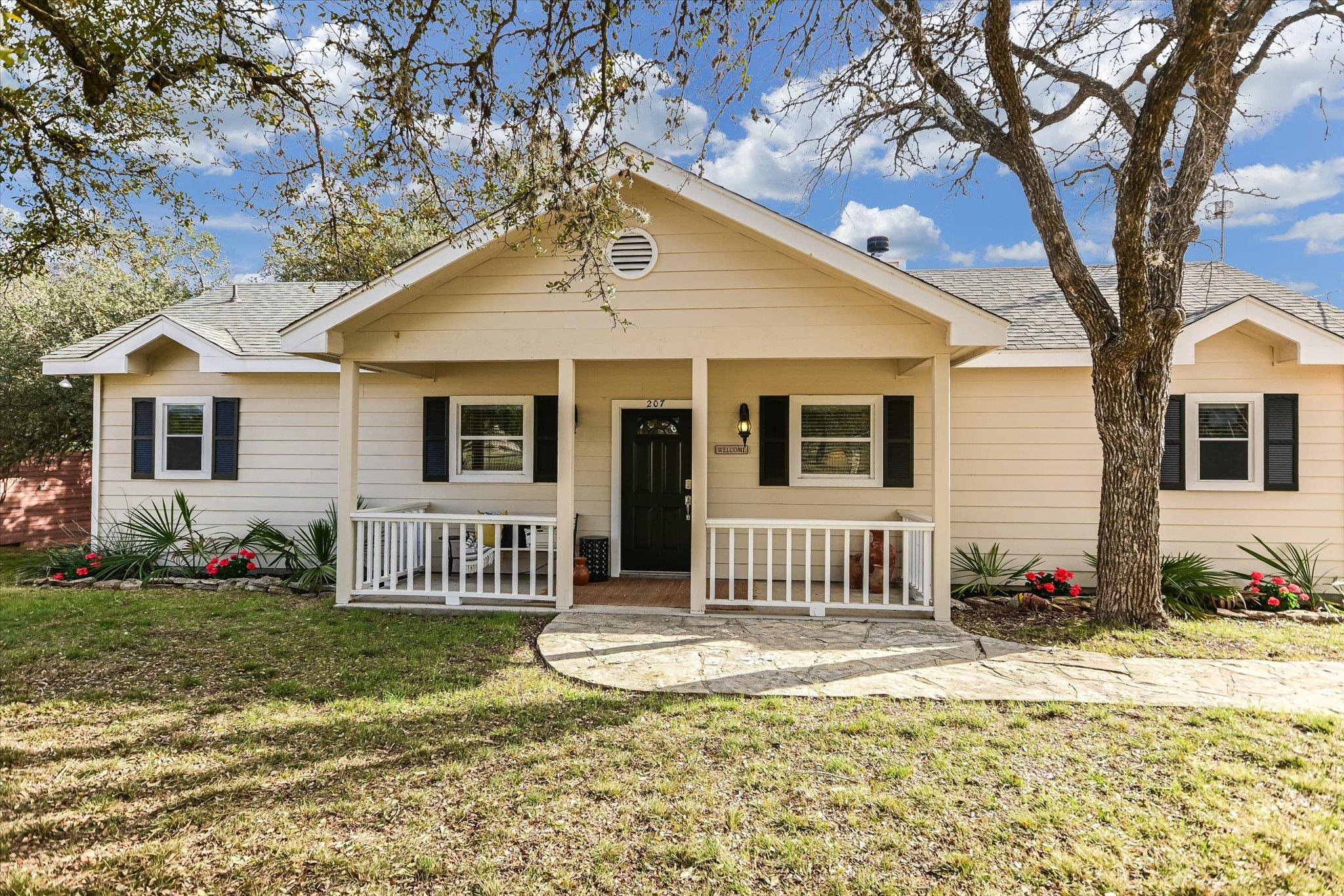 207 River Oaks Dr, Wimberley, TX 78676