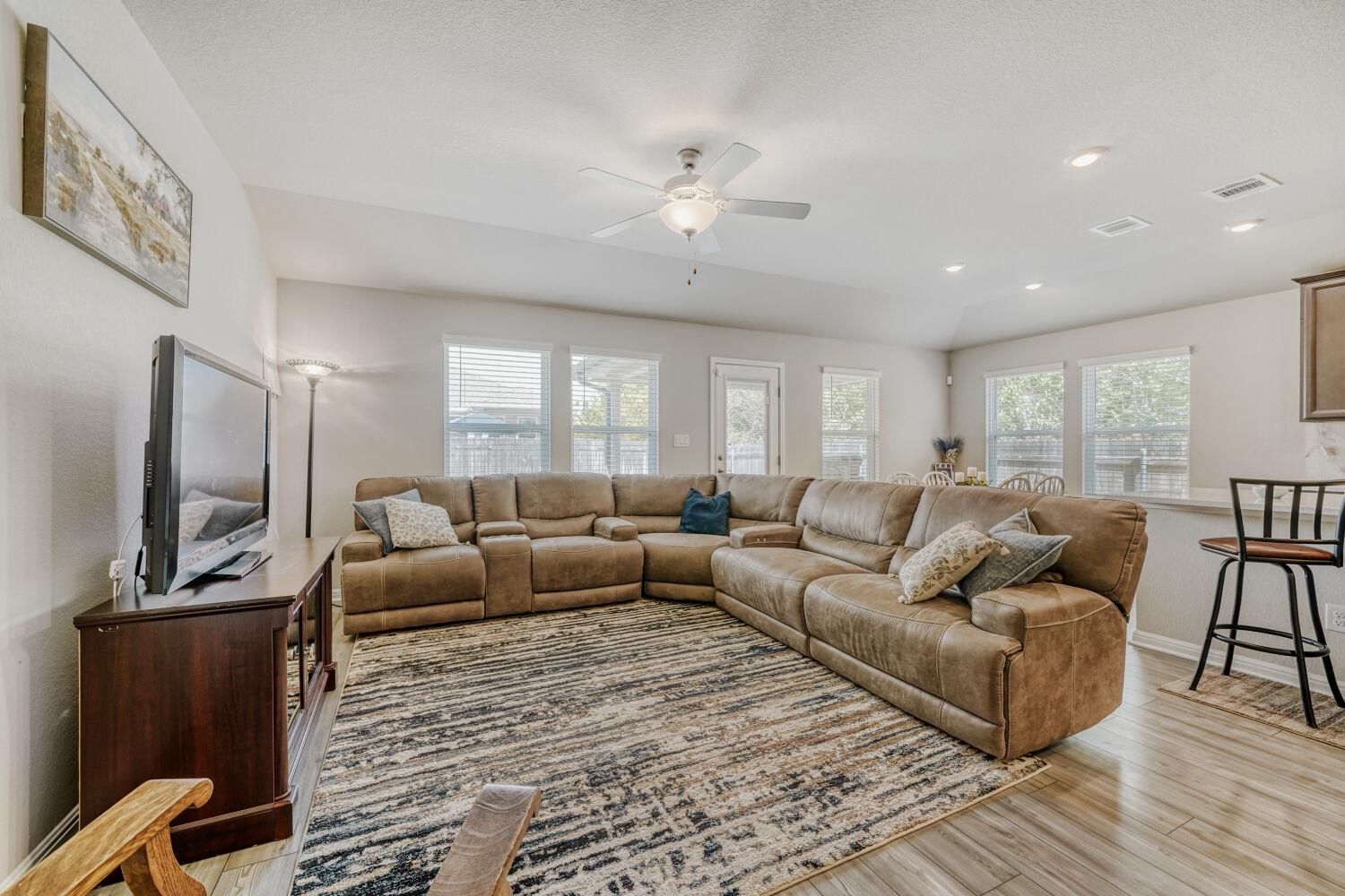 10505 Mager Ln, Hutto, TX 78634